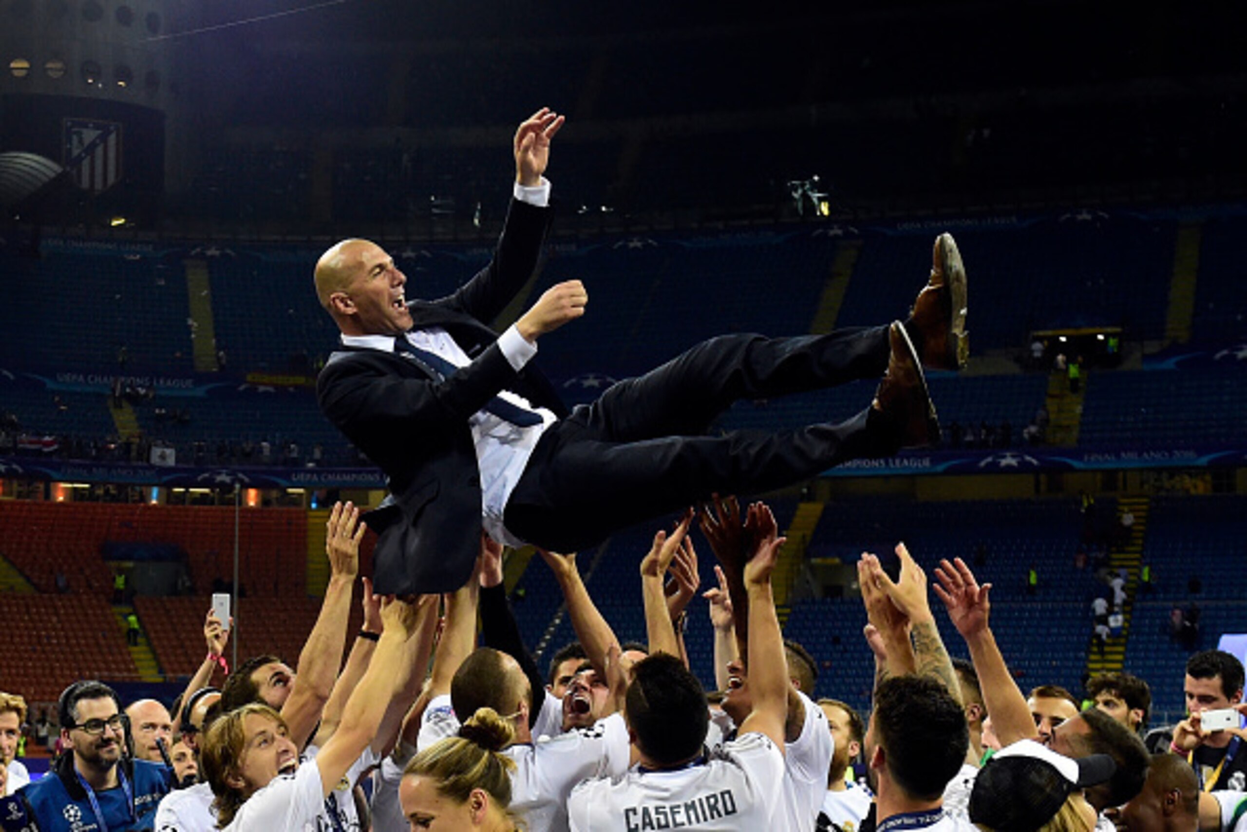 TOPSHOT - Real Madrid's French coach Zinedine Zidane is lifted by his players after Real Madrid won the UEFA Champions League final football match between Real Madrid and Atletico Madrid at San Siro Stadium in Milan, on May 28, 2016. / AFP / PIERRE-PHILIP TOPSHOT - Real Madrid's French coach Zinedine Zidane is lifted by his players after Real Madrid won the UEFA Champions League final football match between Real Madrid and Atletico Madrid at San Siro Stadium in Milan, on May 28, 2016. / AFP / PIERRE-PHILIP