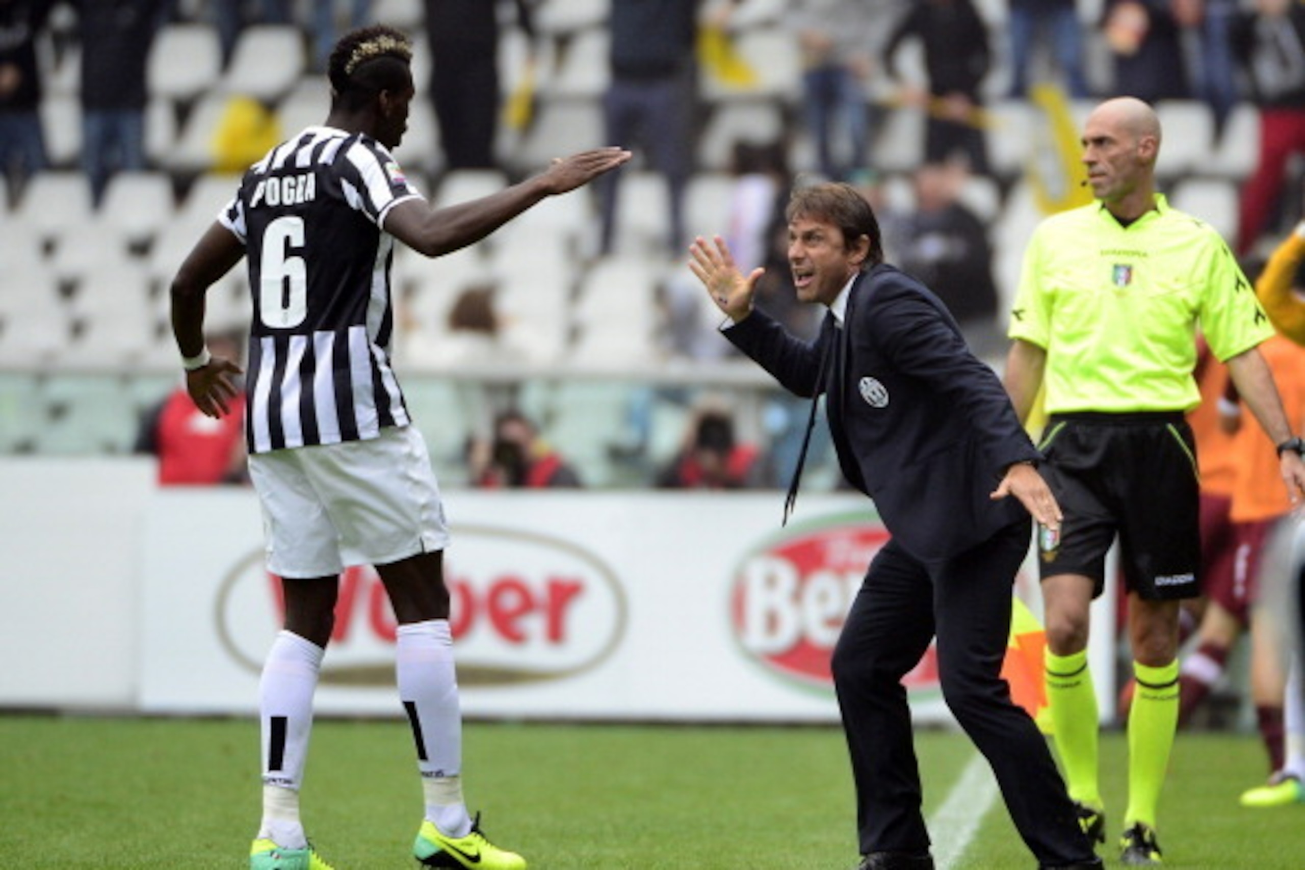 Juventus' French midfielder Paul Labile Pogba (R) celebrates with coach Antonio Conte after scoring during the Serie A football match Torino vs Juventus at the Olimpico stadium on September 29, 2013 in Turin. AFP PHOTO / OLIVIER MORIN        (Photo credit