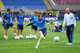 MILAN, ITALY - MAY 27:  Toni Kroos of Real Madrid has a shot on goal as Head coach Zinedine Zidane looks on during a Real Madrid training session on the eve of the UEFA Champions League Final against Atletico de Madrid at Stadio Giuseppe Meazza on May 27,