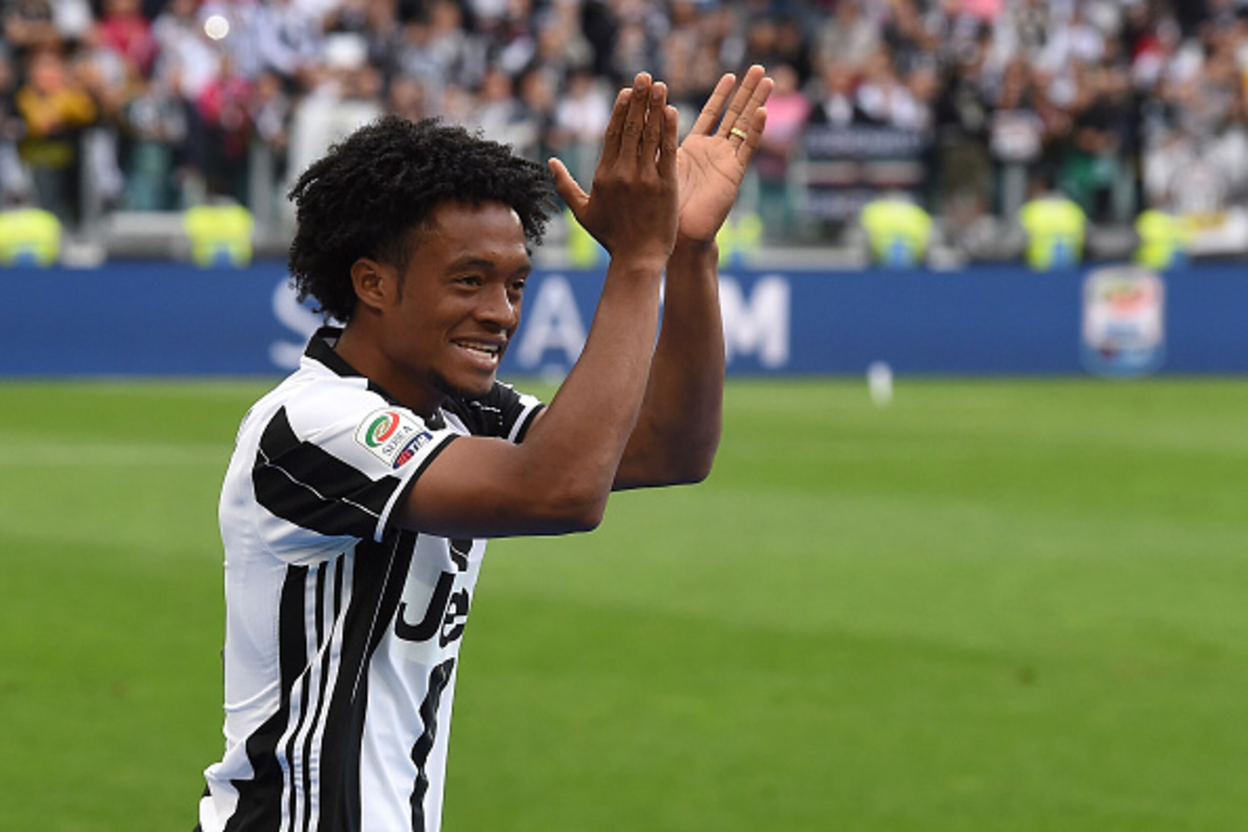 TURIN, ITALY - MAY 14: Juan Cuadrado of Juventus FC celebrates after beating UC Sampdoria 5-0 to win the Serie A Championships after the Serie A match between Juventus FC and UC Sampdoria at Juventus Arena on May 14, 2016 in Turin, Italy. (Photo by Vale TURIN, ITALY - MAY 14: Juan Cuadrado of Juventus FC celebrates after beating UC Sampdoria 5-0 to win the Serie A Championships after the Serie A match between Juventus FC and UC Sampdoria at Juventus Arena on May 14, 2016 in Turin, Italy. (Photo by Vale
