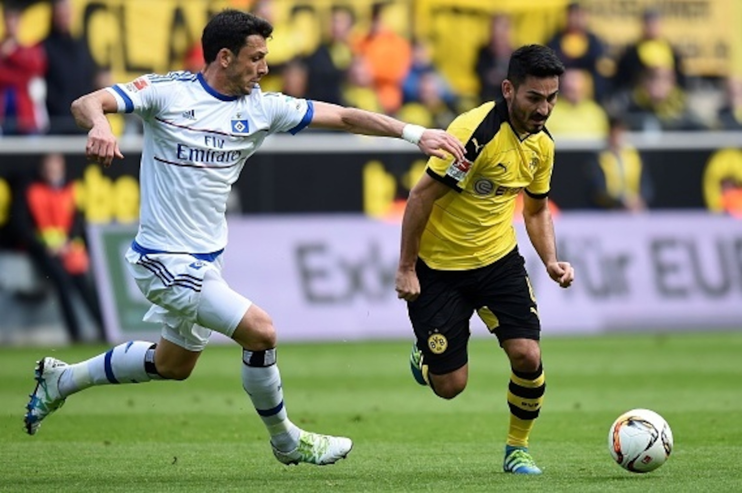 Hamburg's Serbian midfielder Gojko Kacar and Dortmund's midfielder Ilkay Guendogan vie for the ball during the German Bundesliga first division football match BVB Borussia Dortmund vs Hamburg SV in Dortmund, western Germany, on April 17, 2016. 

 / AFP / 