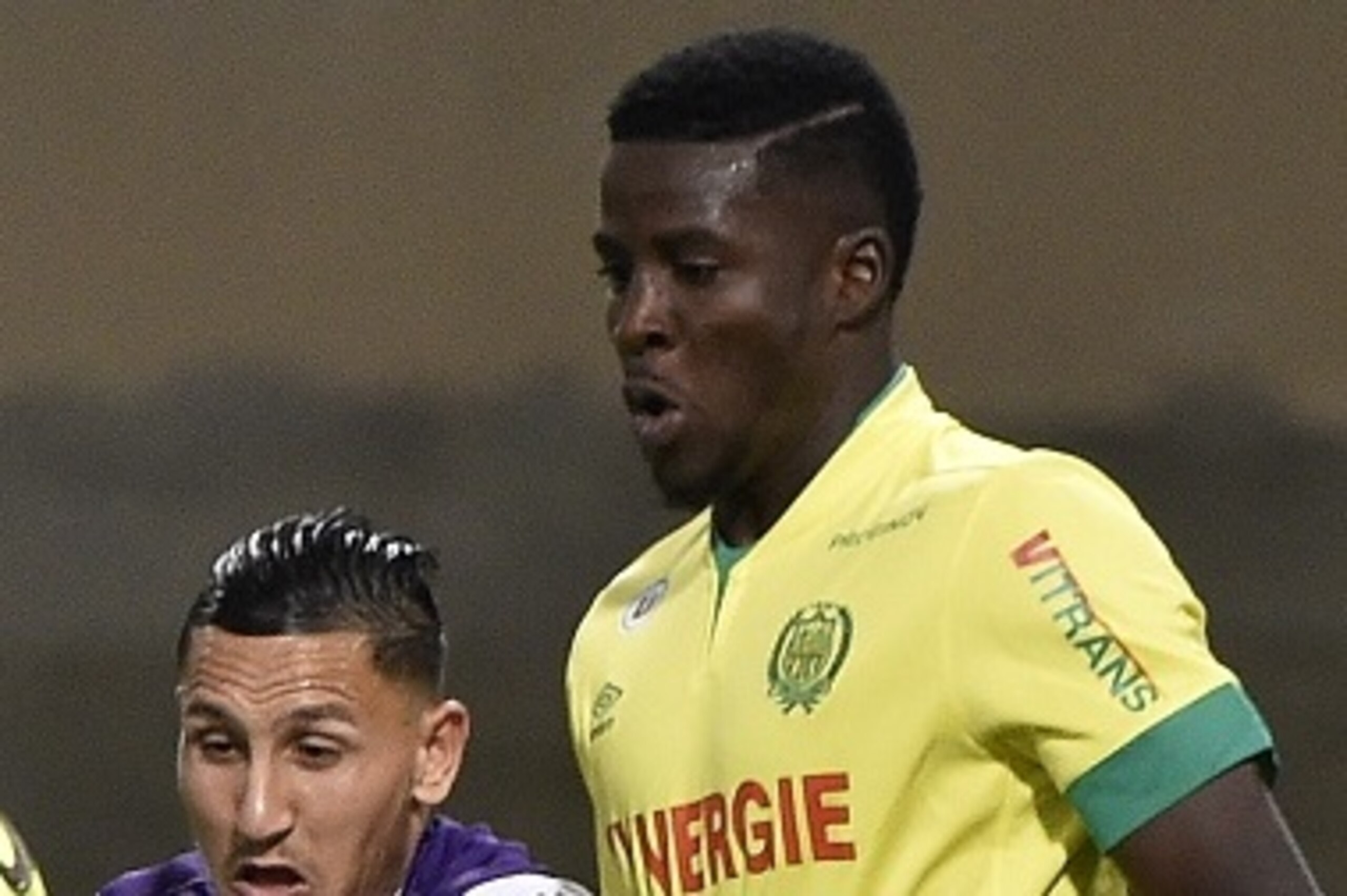 Toulouse's French Moroccan midfielder Adrien Regattin (L) vies with Nantes' Senegalese defender Papy Mison Djilibodji during the French L1 football match between Toulouse and Nantes at the Municipal Stadium in Toulouse on April 25, 2015.  AFP PHOTO / PASC