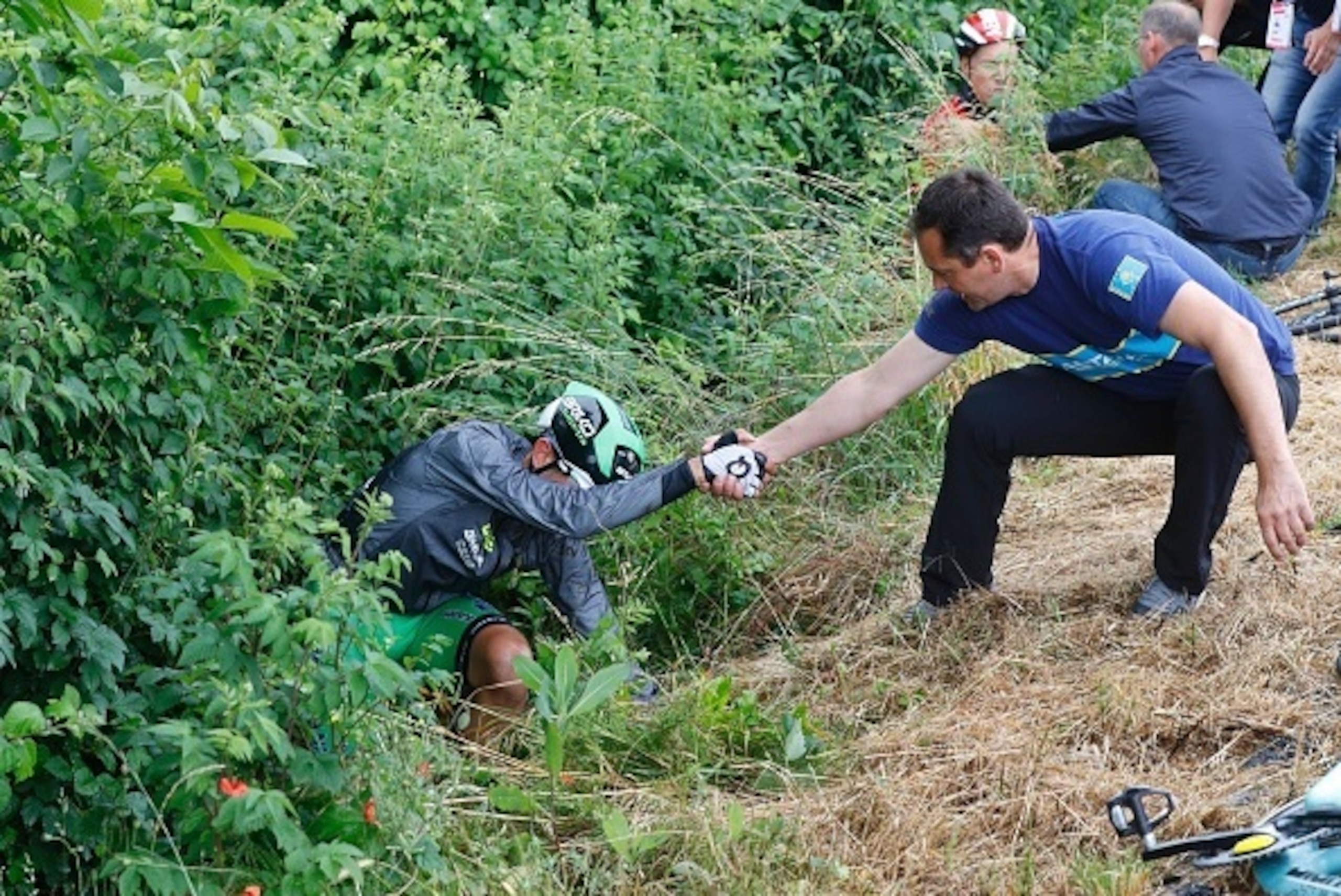 Italy's Francesco Manuel Bongiorno receives help after a fall during the 21th and last stage of the 99th Giro d'Italia, Tour of Italy, from Cuneo to Turin on May 29, 2016.  / AFP / Luk BENIES        (Photo credit should read LUK BENIES/AFP/Getty Images)
