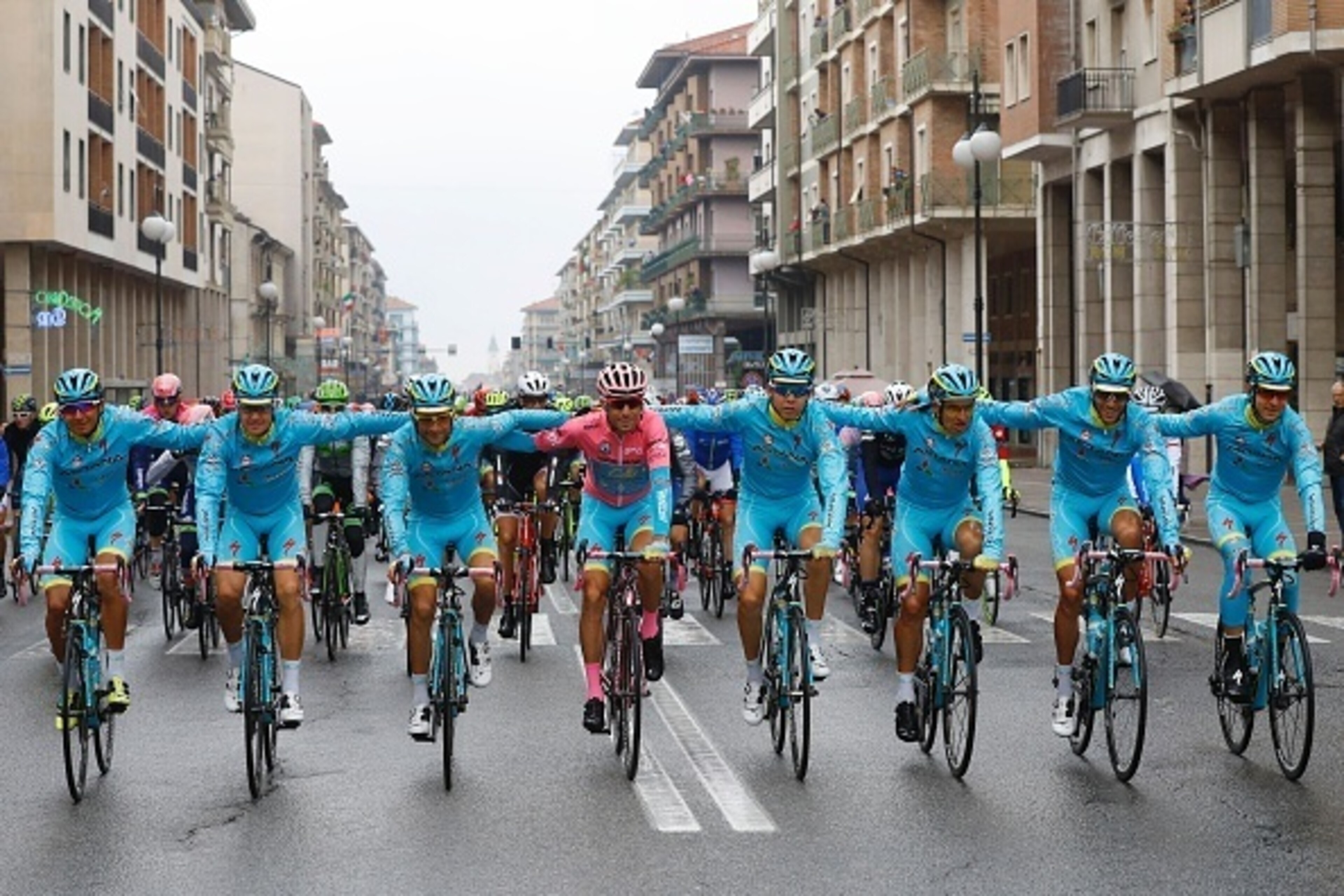 Pink jersey Italy's Vincenzo Nibali (C) rides with teammates of team Astana to take the start of the 21th and last stage of the 99th Giro d'Italia, Tour of Italy, from Cuneo to Turin on May 29, 2016.  / AFP / Luk BENIES        (Photo credit should read LU