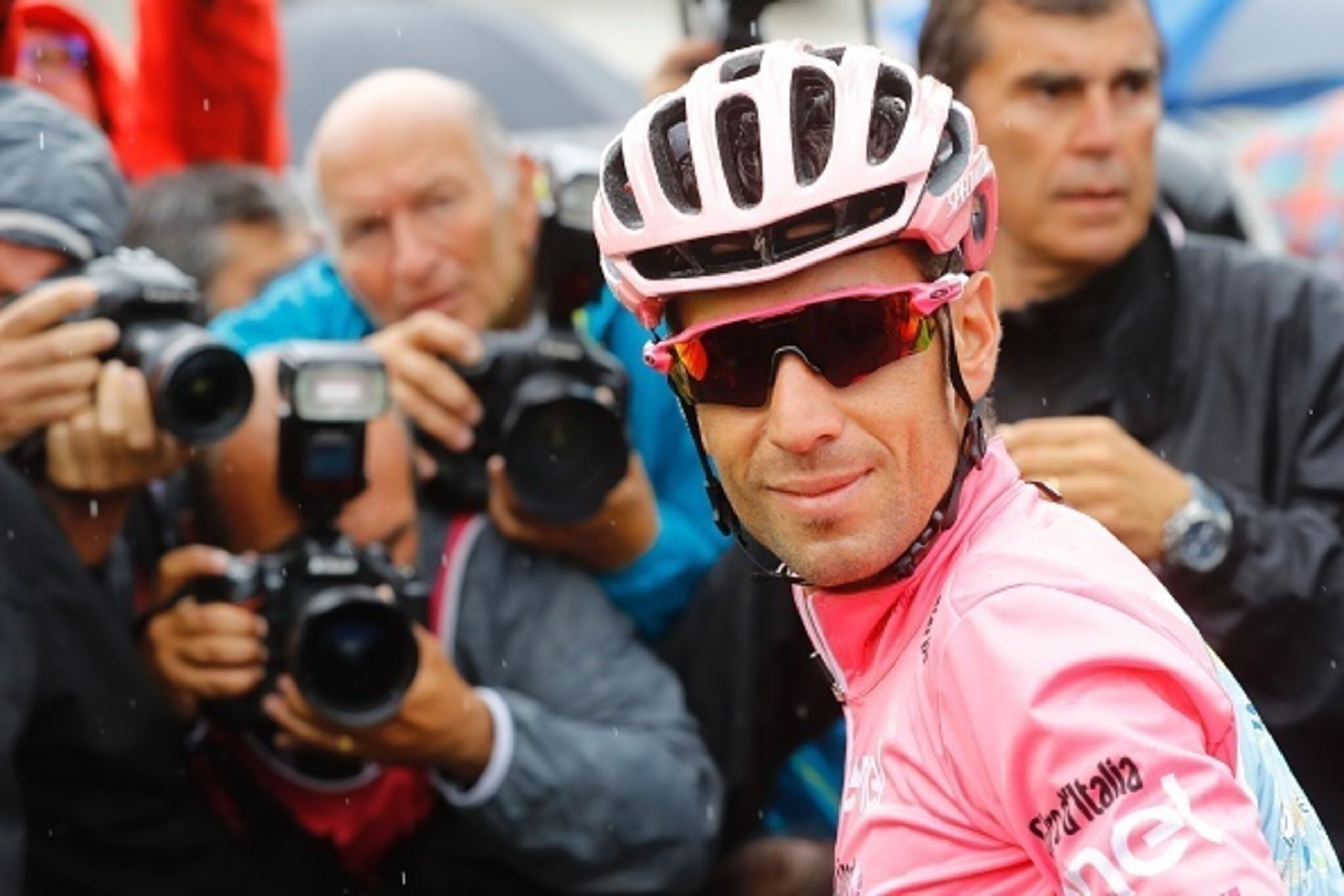 Pink jersey Italy's Vincenzo Nibali poses before the start of the 21th and last stage of the 99th Giro d'Italia, Tour of Italy, from Cuneo to Turin on May 29, 2016.  / AFP / Luk BENIES        (Photo credit should read LUK BENIES/AFP/Getty Images)
