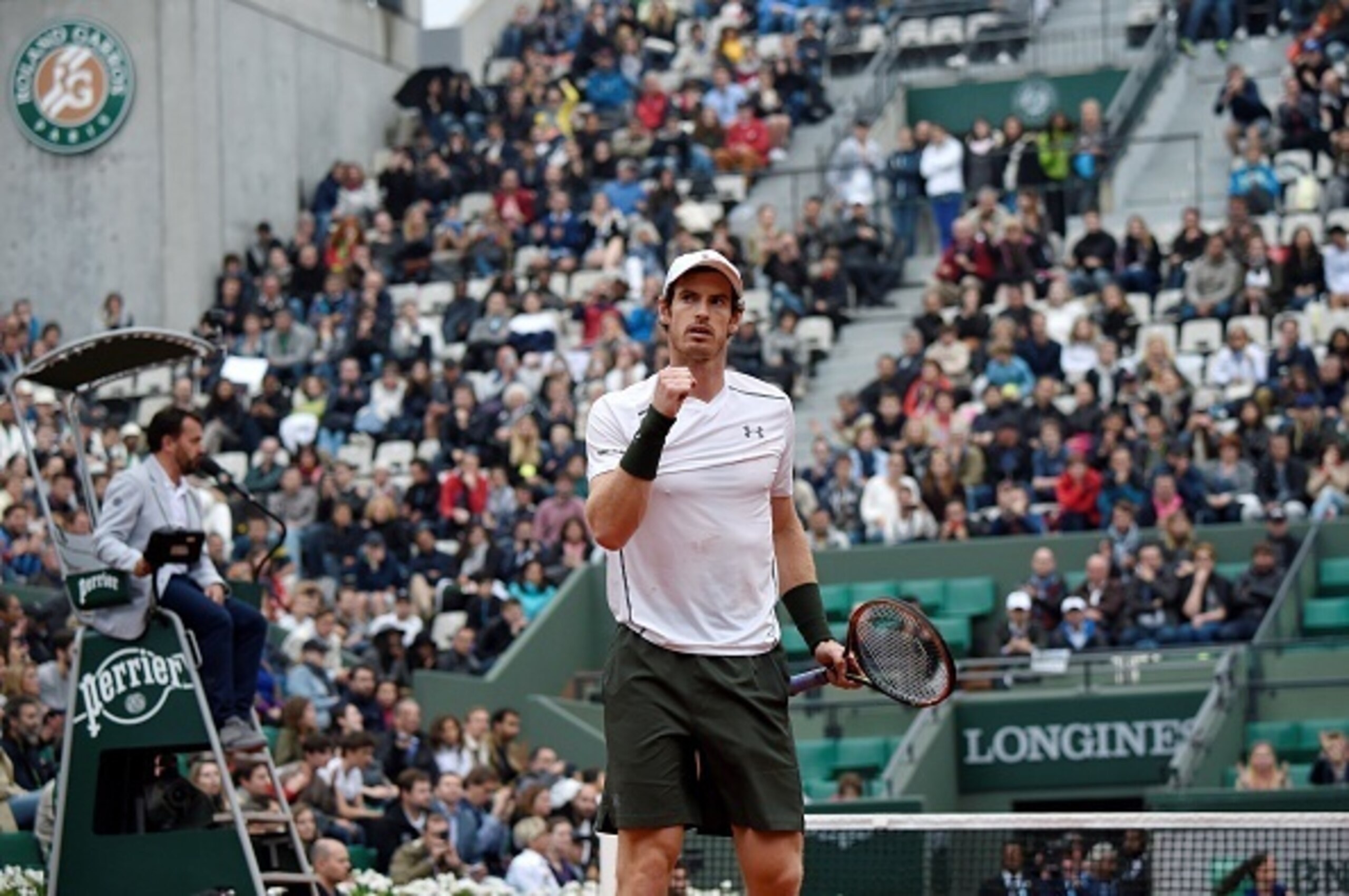 Britain's Andy Murray celebrates after winning a point during his men's fourth round match against US player John Isner at the Roland Garros 2016 French Tennis Open in Paris on May 29, 2016. / AFP / Eric FEFERBERG        (Photo credit should read ERIC FEF