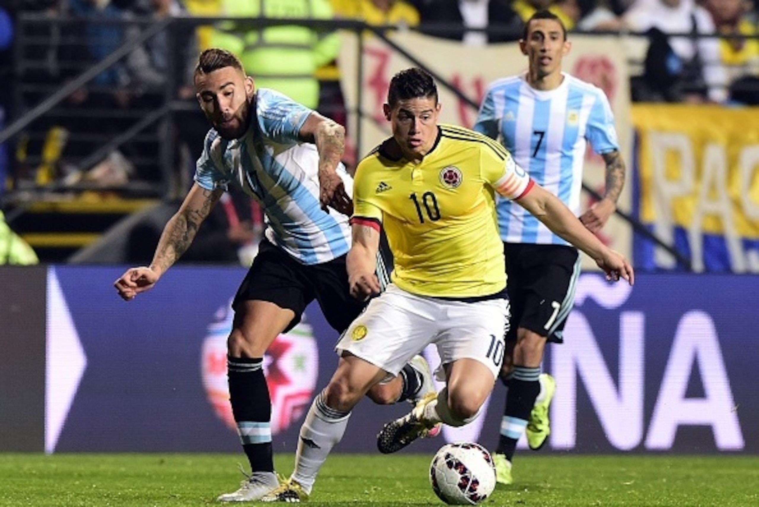 Colombia's midfielder James Rodriguez (C) is marked by Argentina's defender Nicolas Otamendi during the 2015 Copa America football championship quarterfinal match in Vina del Mar, Chile on June 26, 2015.  AFP PHOTO / LUIS ACOSTA        (Photo credit shoul