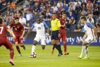 May 28, 2016; Kansas City, KS, USA;  US Men's National Team midfielder Nagbe Darlington (10) brings the ball through Bolivia National Team midfielder Pedro Azogue (15) and Bolivia National Team defender Marvin Bejarano (17) at Children's Mercy Park. Manda