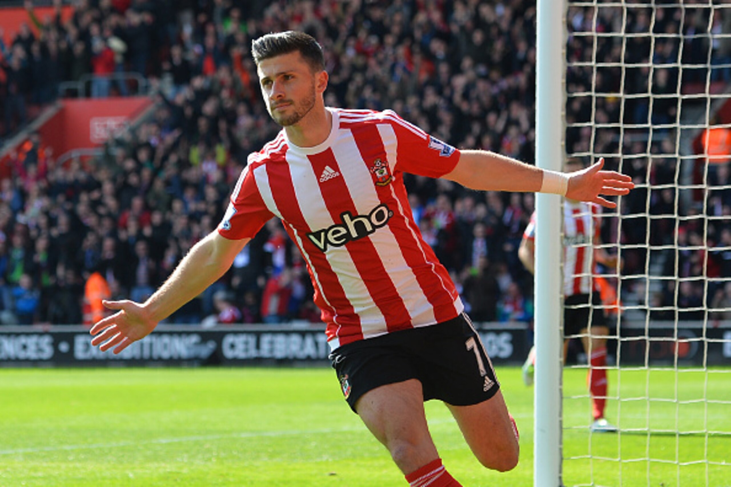 Southampton's Irish striker Shane Long celebrates after scoring during the English Premier League football match between Southampton and Newcastle at St Mary's Stadium in Southampton, southern England on April 9, 2016. / AFP / GLYN KIRK / RESTRICTED TO ED