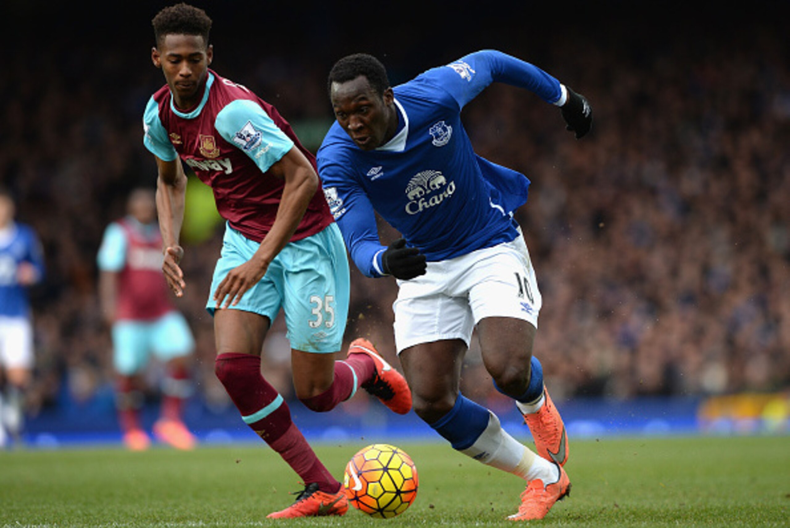 LIVERPOOL, ENGLAND - MARCH 05:  Romelu Lukaku of Everton and Reece Oxford of West Ham United compete for the ball during the Barclays Premier League match between Everton and West Ham United at Goodison Park on March 5, 2016 in Liverpool, England.  (Photo