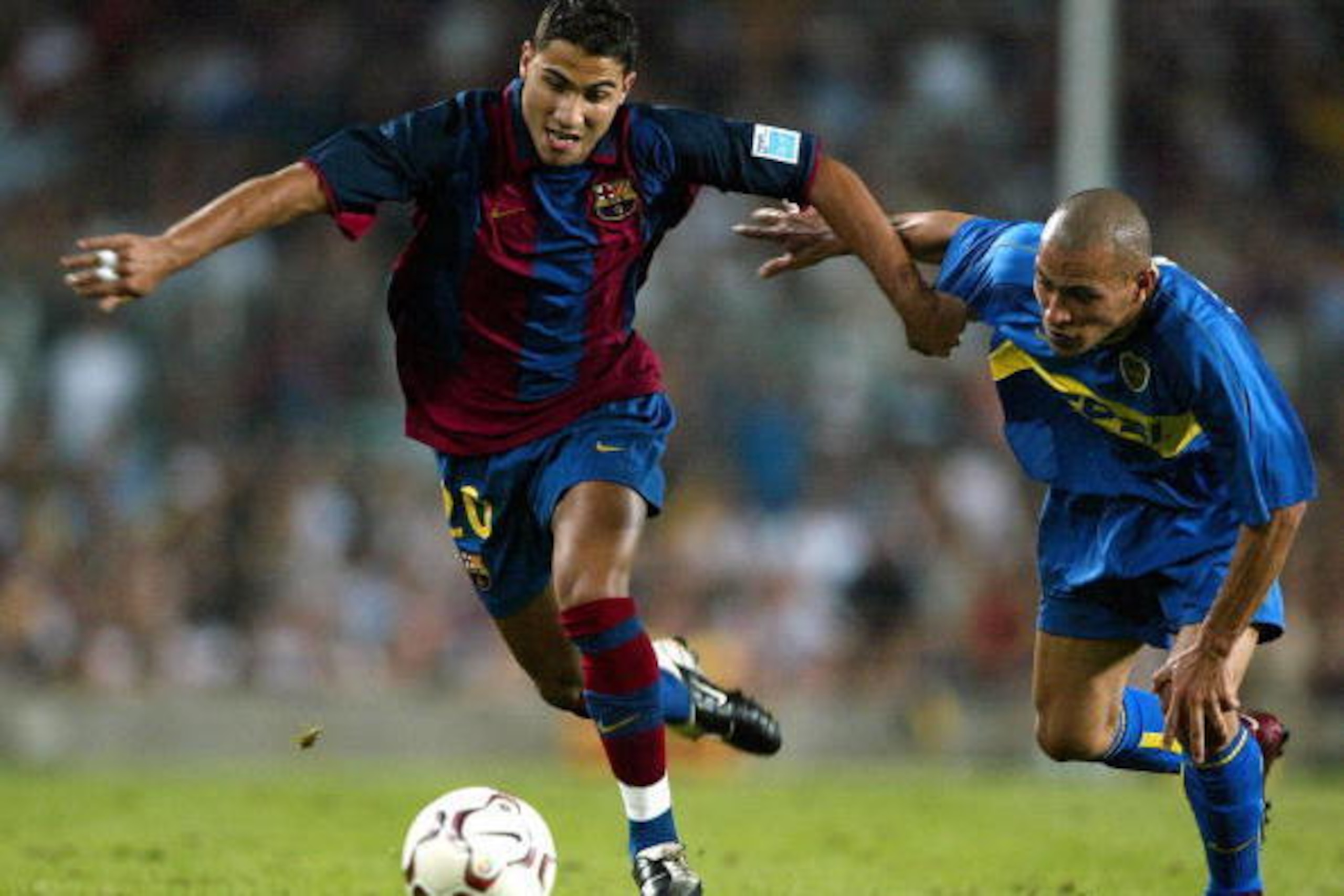 Barcelona's Ricardo Quaresma of Portugal (L) vies with Boca Junior's  Rodriguez during a  Joan Gamper Tournament friendly match in  Barcelona 22 August 2003.    (Photo credit should read CESAR RANGEL/AFP/Getty Images)