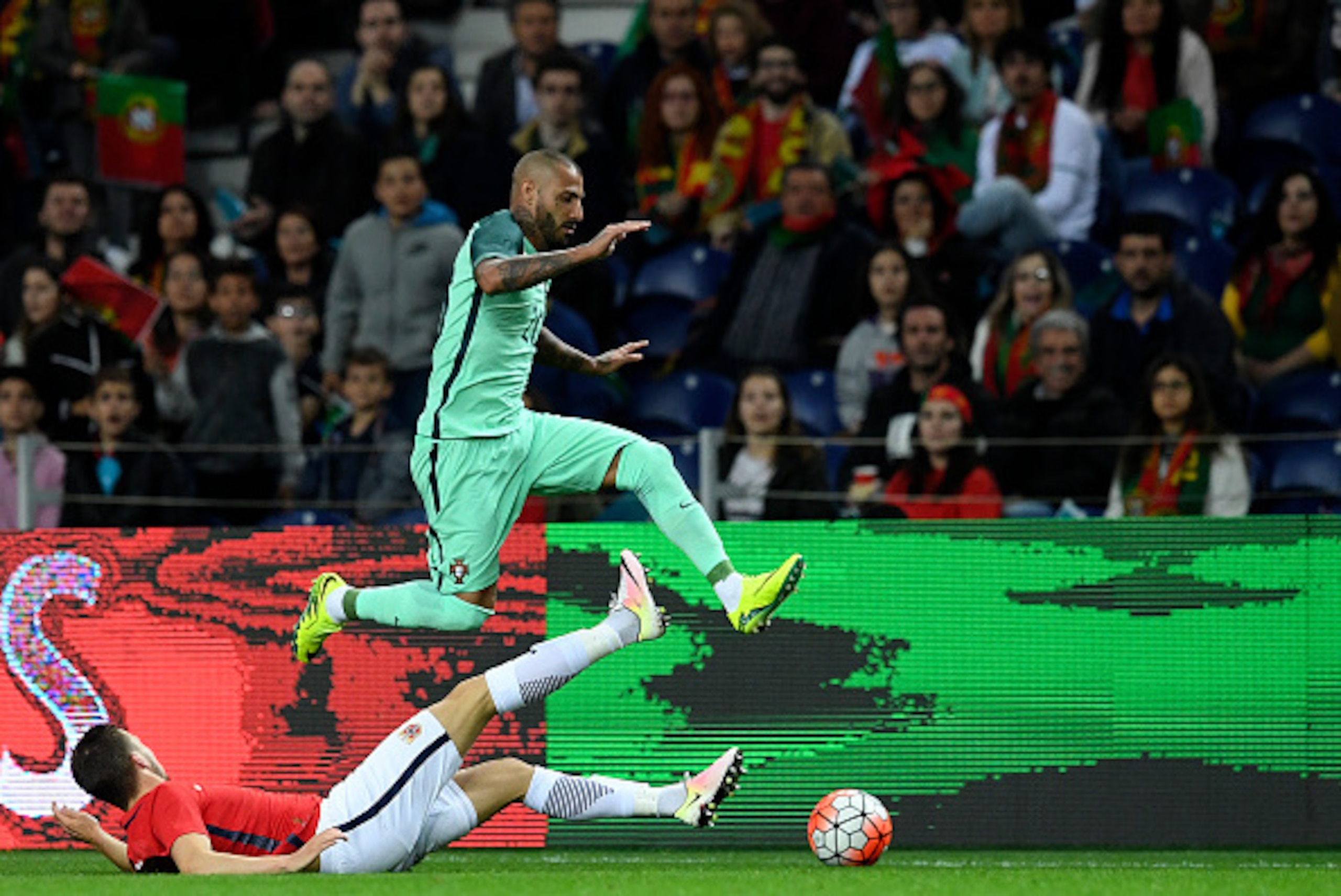 Portugal's forward Ricardo Quaresma (TOP) vies with Norway's defender Martin Linnes during the friendly football match Portugal vs Norway at Dragao stadium in Porto on May 28, 2016, in preparation for the upcoming EURO 2016 tournament. / AFP / FRANCISCO L