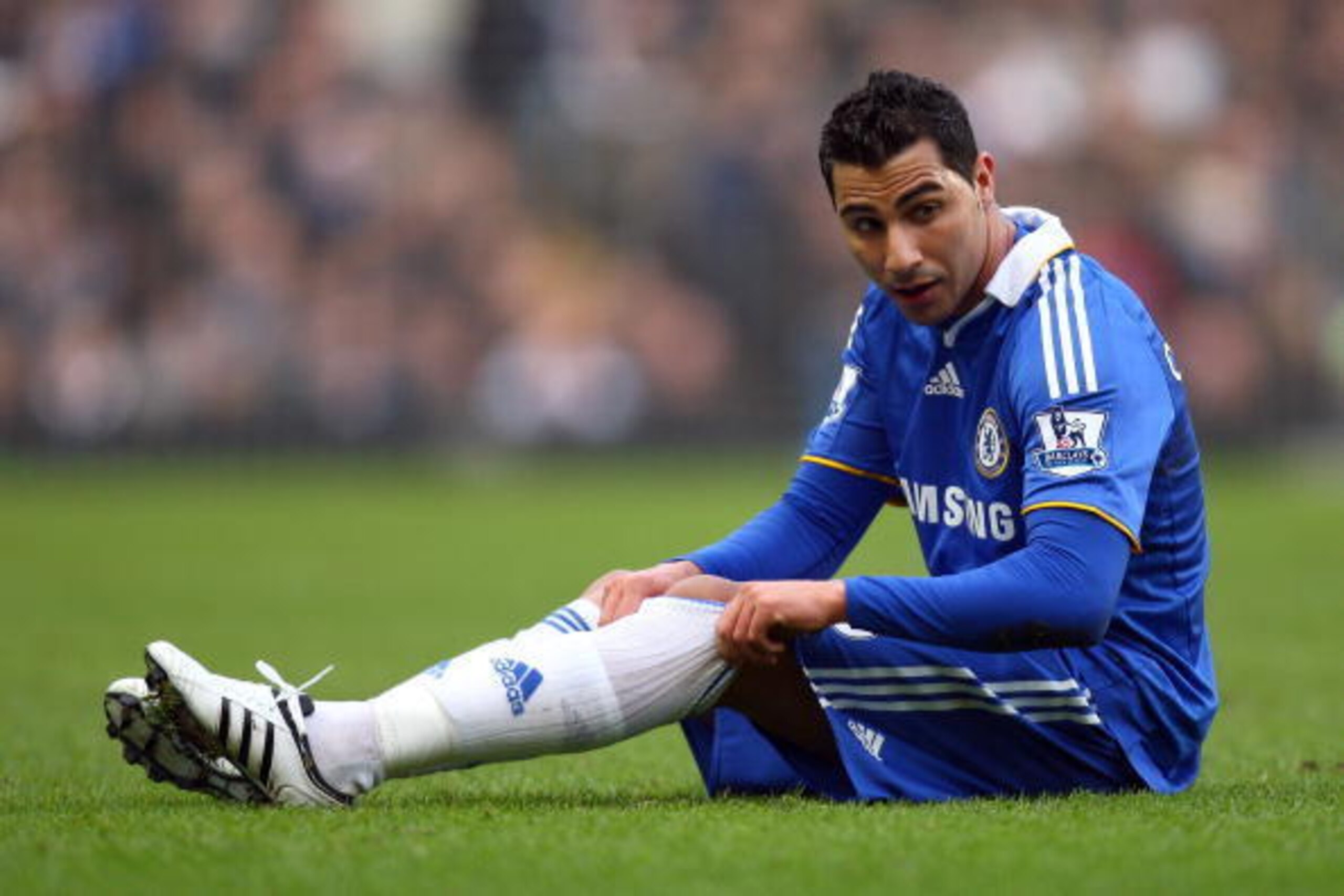 LONDON - FEBRUARY 07:  Ricardo Quaresma of Chelsea sits on the pitch during the Barclays Premier League match between Chelsea and Hull City at Stamford Bridge on February 7, 2009 in London, England.  (Photo by Ian Walton/Getty Images)