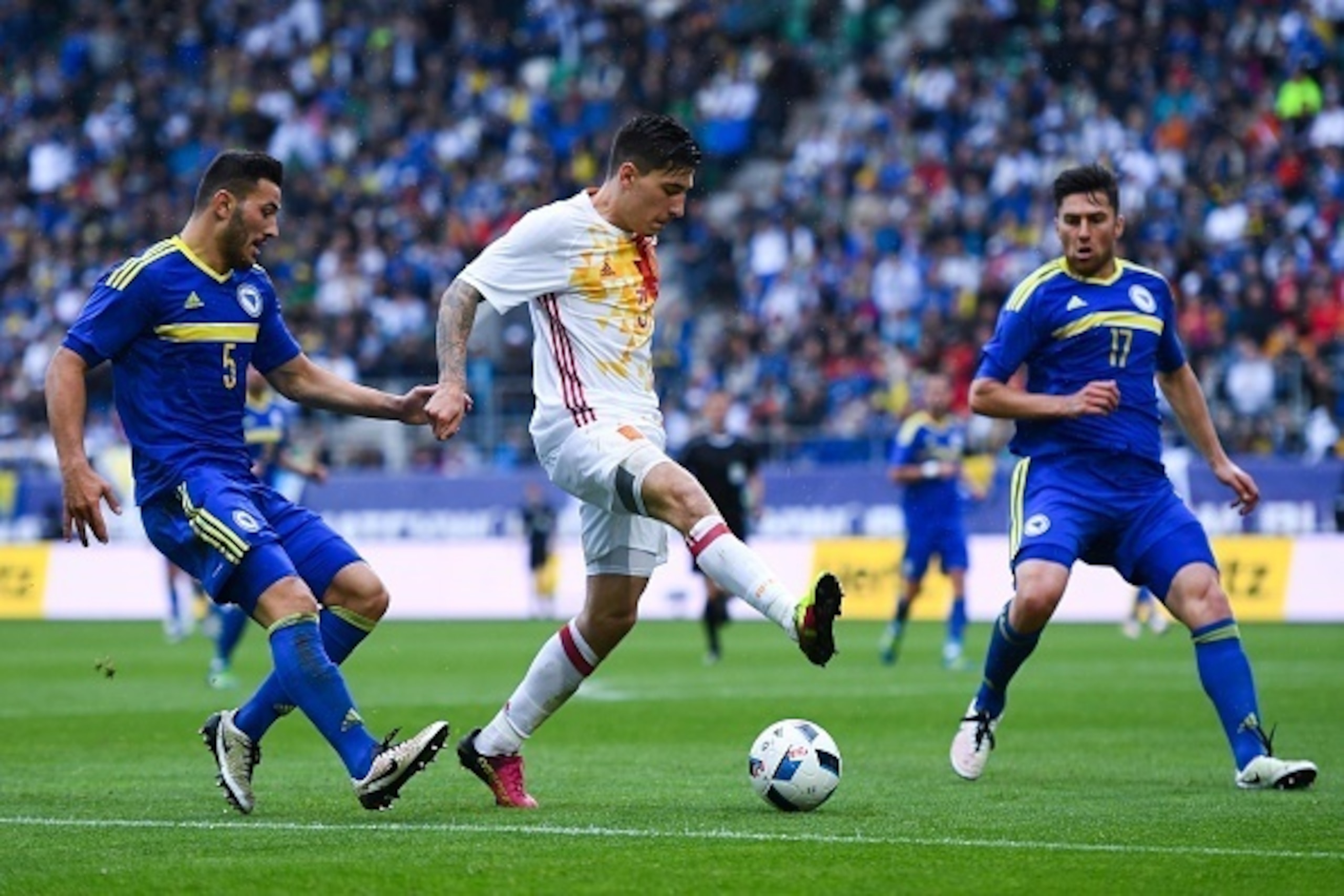 ST GALLEN, SWITZERLAND - MAY 29:  Hector Bellerin of Spain competes for the ball with Sead Kolasinac (L) and Ervin Zukanovic of Bosnia during an international friendly match between Spain and Bosnia at the AFG Arena on May 29, 2016 in St Gallen, Switzerla