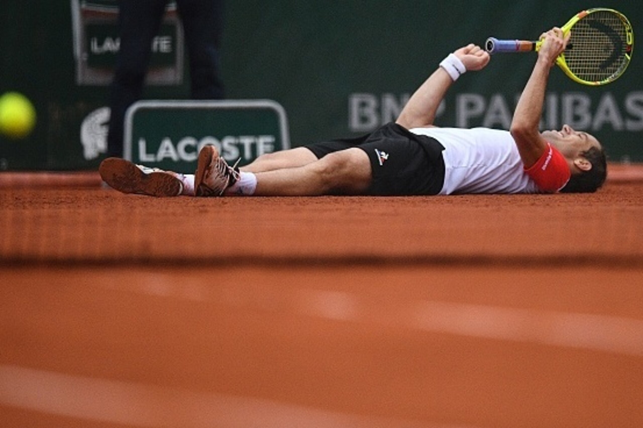 France's Richard Gasquet celebrates after winning his men's fourth round match against Japan's Kei Nishikori at the Roland Garros 2016 French Tennis Open in Paris on May 29, 2016. / AFP / MARTIN BUREAU        (Photo credit should read MARTIN BUREAU/AFP/Ge