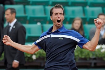 Spain's Albert Ramos-Vinolas celebrates after beating Canada's Milos Raonic during their men's fourth round match at the Roland Garros 2016 French Tennis Open in Paris on May 29, 2016. / AFP / Thomas SAMSON        (Photo credit should read THOMAS SAMSON/A