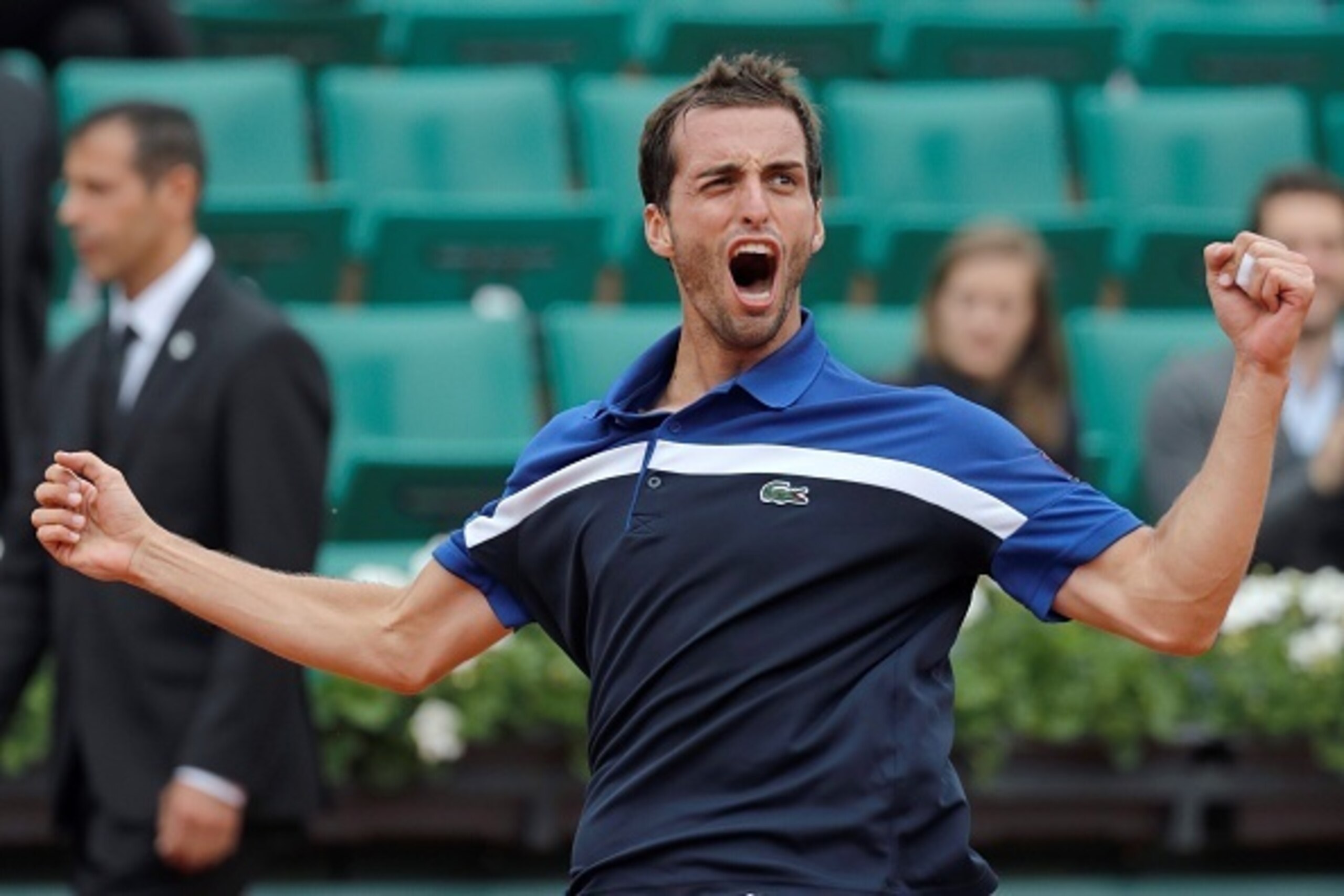 Spain's Albert Ramos-Vinolas celebrates after beating Canada's Milos Raonic during their men's fourth round match at the Roland Garros 2016 French Tennis Open in Paris on May 29, 2016. / AFP / Thomas SAMSON        (Photo credit should read THOMAS SAMSON/A
