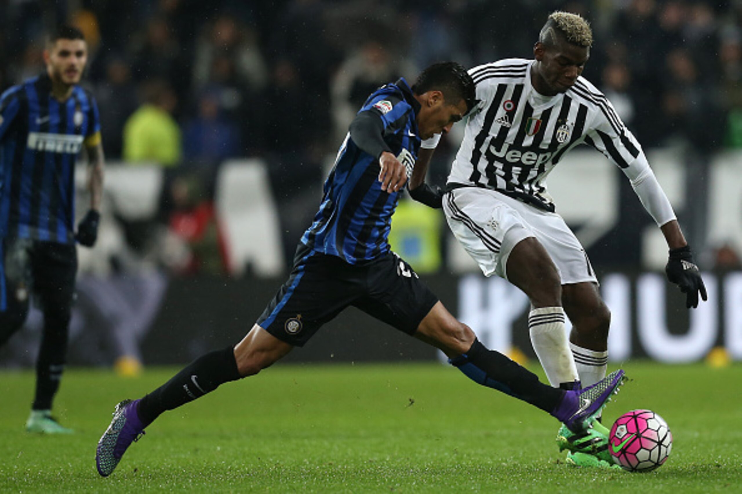 Inter Milan's Colombian defender Jeison Murillo  (L) vies with Juventus' French midfielder Paul Pogba during the Italian Serie A  football match Juventus Vs Inter Milan on February 28, 2016 at the 'Juventus Stadium' in Turin.  / AFP / MARCO BERTORELLO    