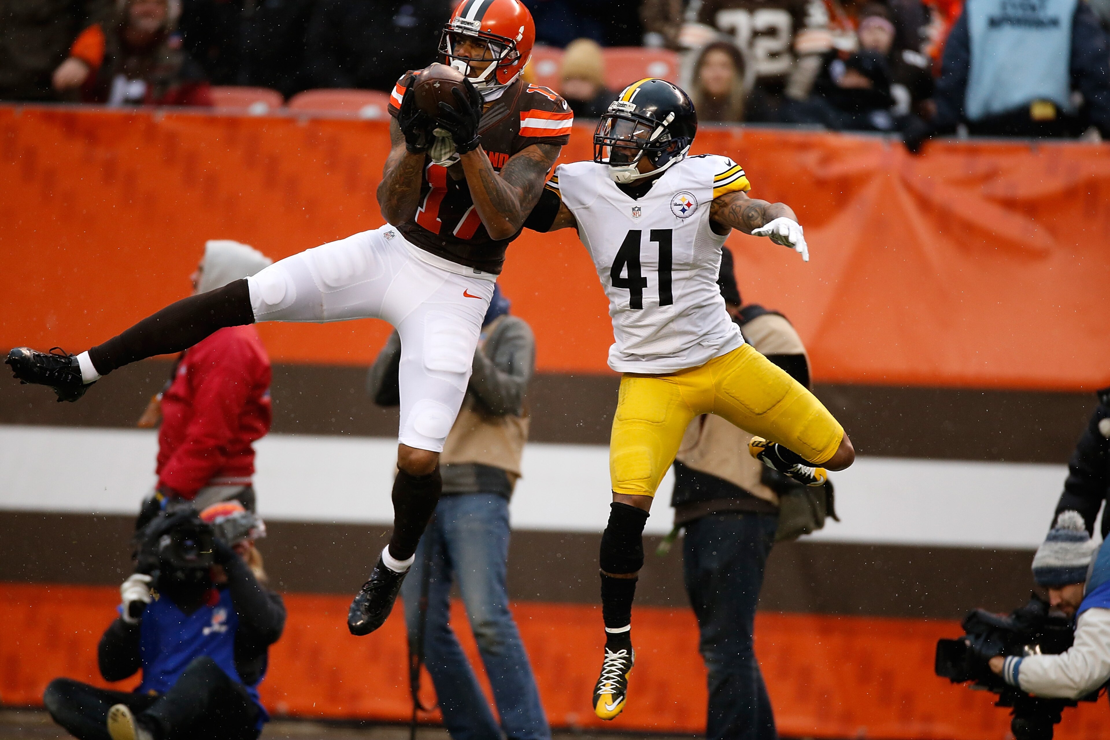 CLEVELAND, OH - JANUARY 3:  Terrelle Pryor #17 of the Cleveland Browns makes a catch in front of Antwon Blake #41 of the Pittsburgh Steelers during the second quarter at FirstEnergy Stadium on January 3, 2016 in Cleveland, Ohio.  (Photo by Gregory Shamus/