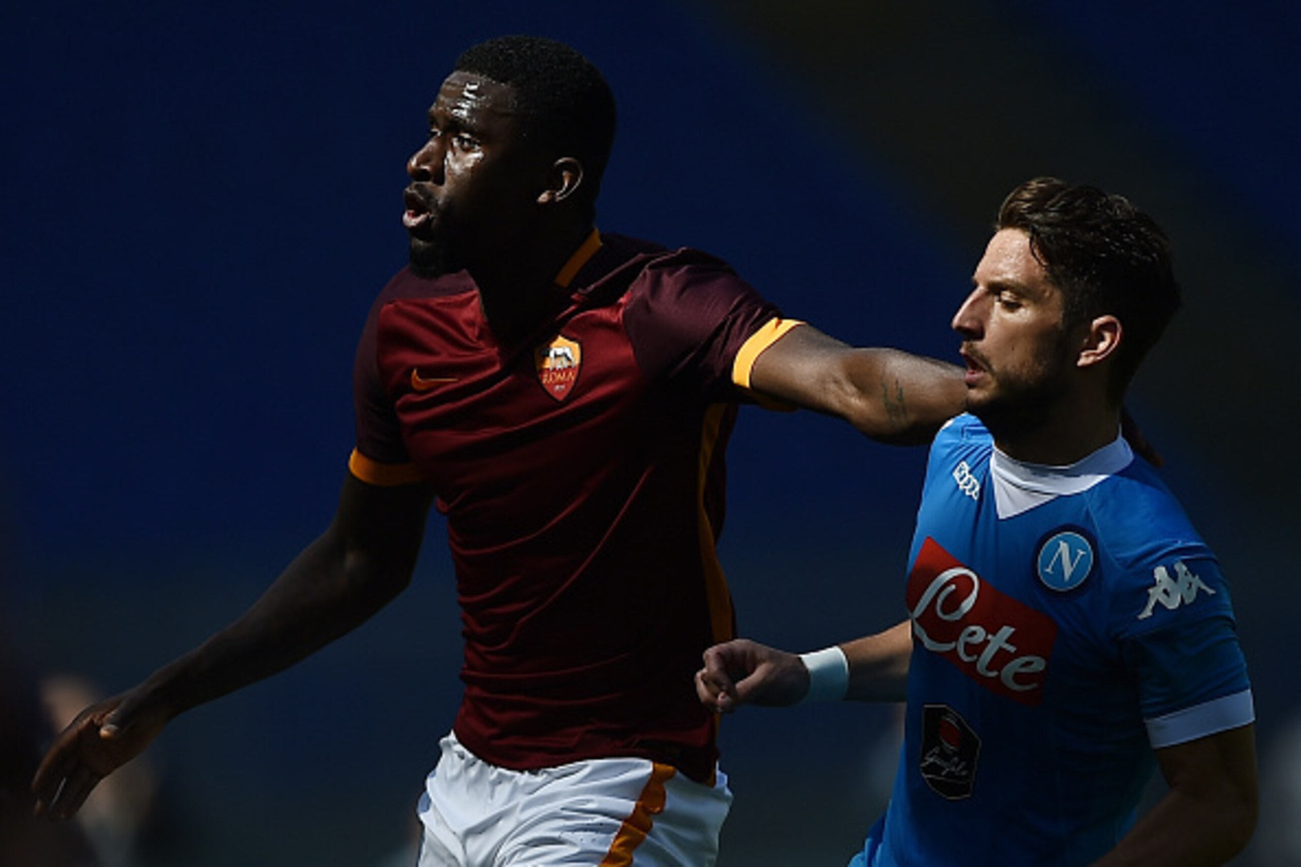 Roma's defender from Germany Antonio Rudiger (L) vies with Napoli's forward from Belgium Dries Mertens during the Italian Serie A football match AS Roma vs Napoli on April 25, 2016 at the Olympic Stadium in Rome.     AFP PHOTO / FILIPPO MONTEFORTE / AFP /