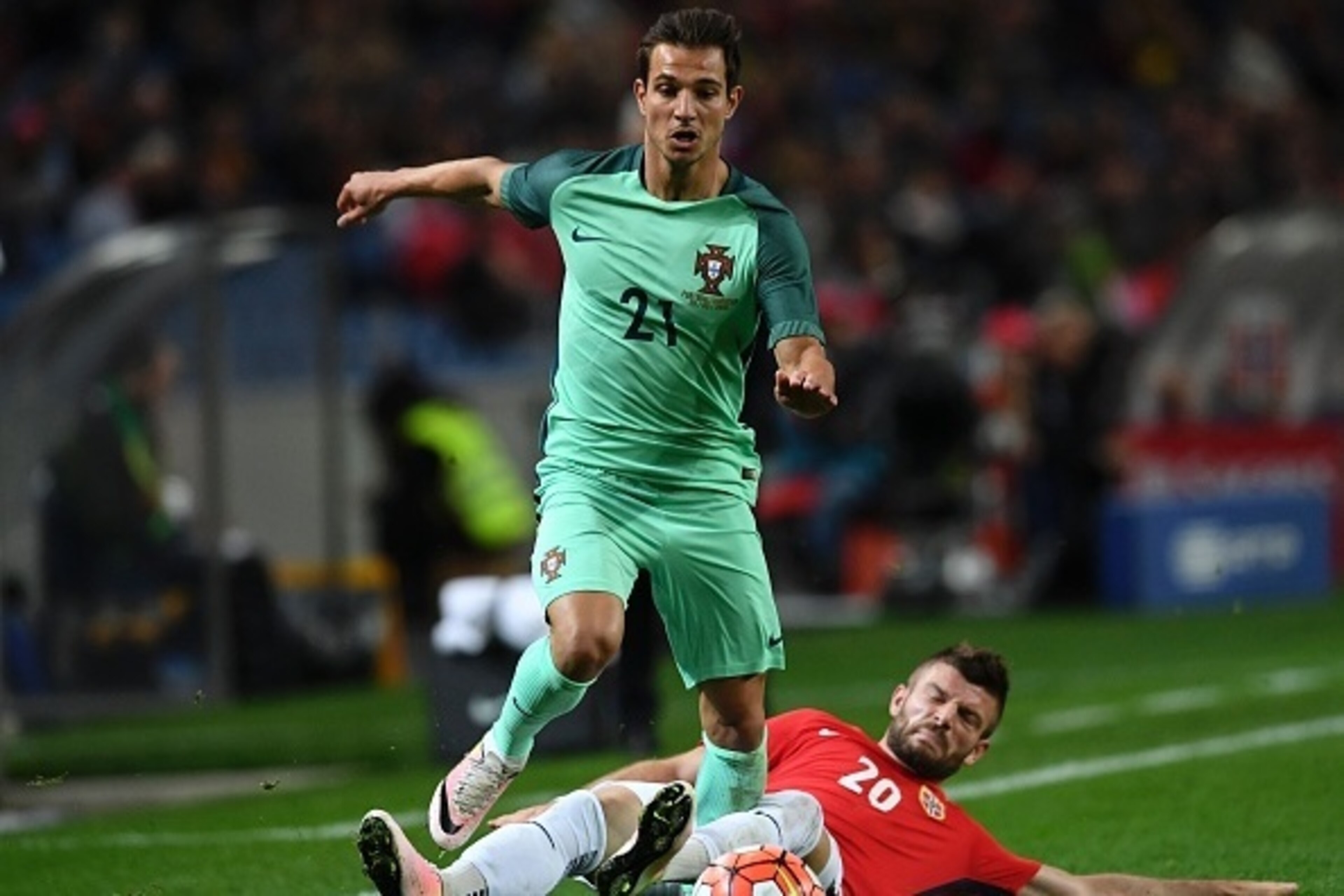 Portugal's defender Cedric Soares (L) vies with Norway's midfielder Valon Berisha during the friendly football match Portugal vs Norway at Dragao stadium in Porto on May 28, 2016, in preparation for the upcoming EURO 2016 tournament. / AFP / FRANCISCO LEO