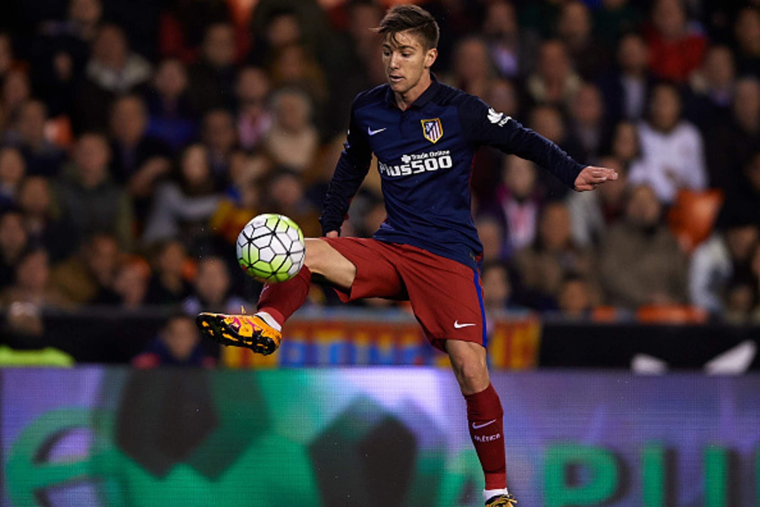 VALENCIA, SPAIN - MARCH 06:  Luciano Vietto of Atletico de Madrid controls the ball during the La Liga match between Valencia CF and Atletico de Madrid at Estadi de Mestalla on March 06, 2016 in Valencia, Spain.  (Photo by Manuel Queimadelos Alonso/Getty 