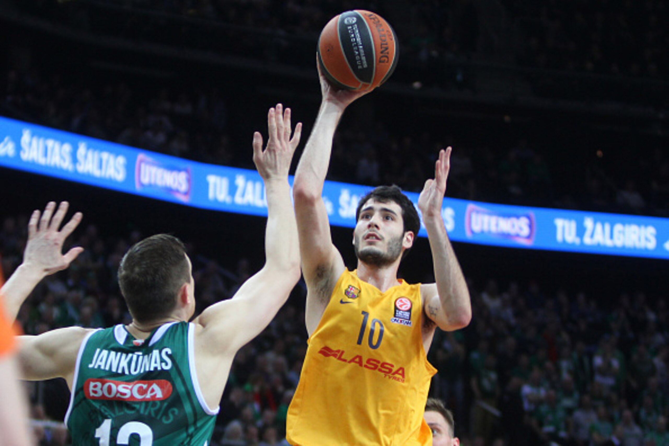Paulius Jankunas(L) of Zalgiris Kaunas vies with  Alex Abrines(R) FC Barcelona during the Euroleague Top 16  basketball match Zalgiris Kaunas vs FC Barcelona in Kaunas on April 7,  2016  / AFP / Petras Malukas        (Photo credit should read PETRAS MALUK