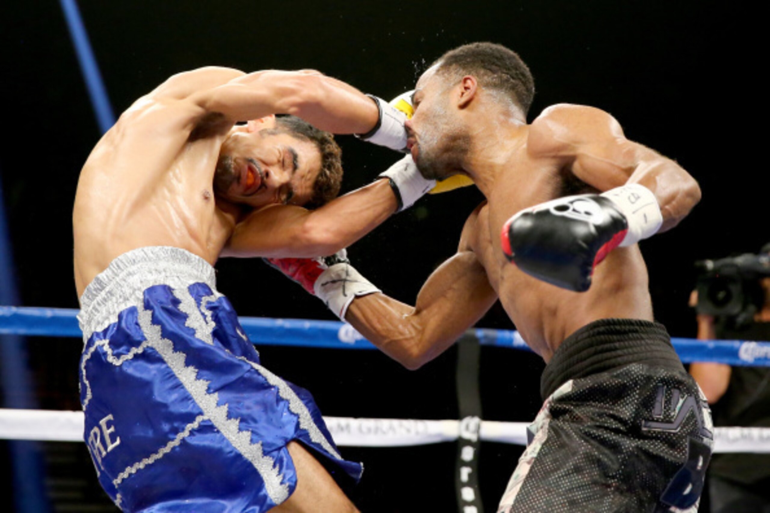 LAS VEGAS, NV - SEPTEMBER 13:  (L-R) Miguel Vazquez and Mickey Bey exchange blows during their IBF lightweight title fight at the MGM Grand Garden Arena on September 13, 2014 in Las Vegas, Nevada.  (Photo by Al Bello/Getty Images)