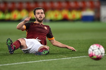 ROME, ITALY - APRIL 11: Miralem Pjanic of AS Roma in action during the Serie A match between AS Roma and Bologna FC at Stadio Olimpico on April 11, 2016 in Rome, Italy.  (Photo by Giuseppe Bellini/Getty Images)