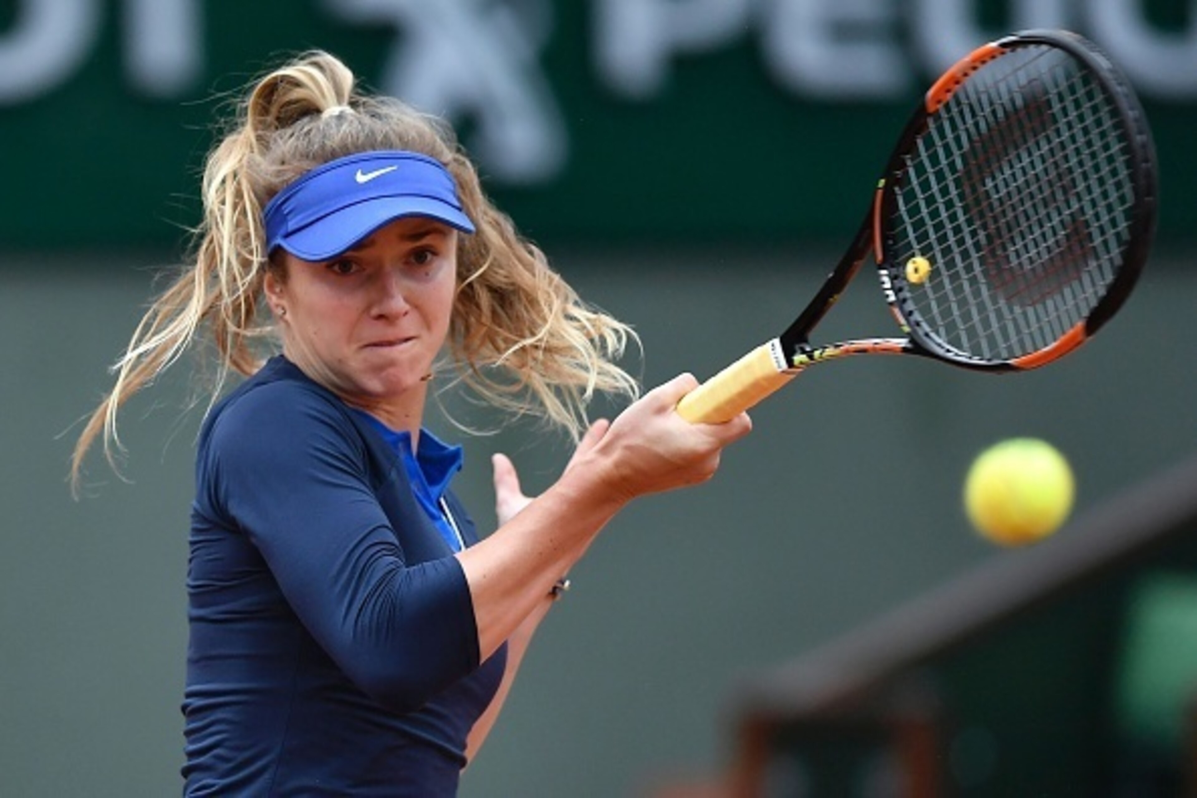 Ukraine's Elina Svitolina returns the ball to the US's Serena Williams during their women's fourth round match at the Roland Garros 2016 French Tennis Open in Paris on June 1, 2016. / AFP / PHILIPPE LOPEZ        (Photo credit should read PHILIPPE LOPEZ/AF