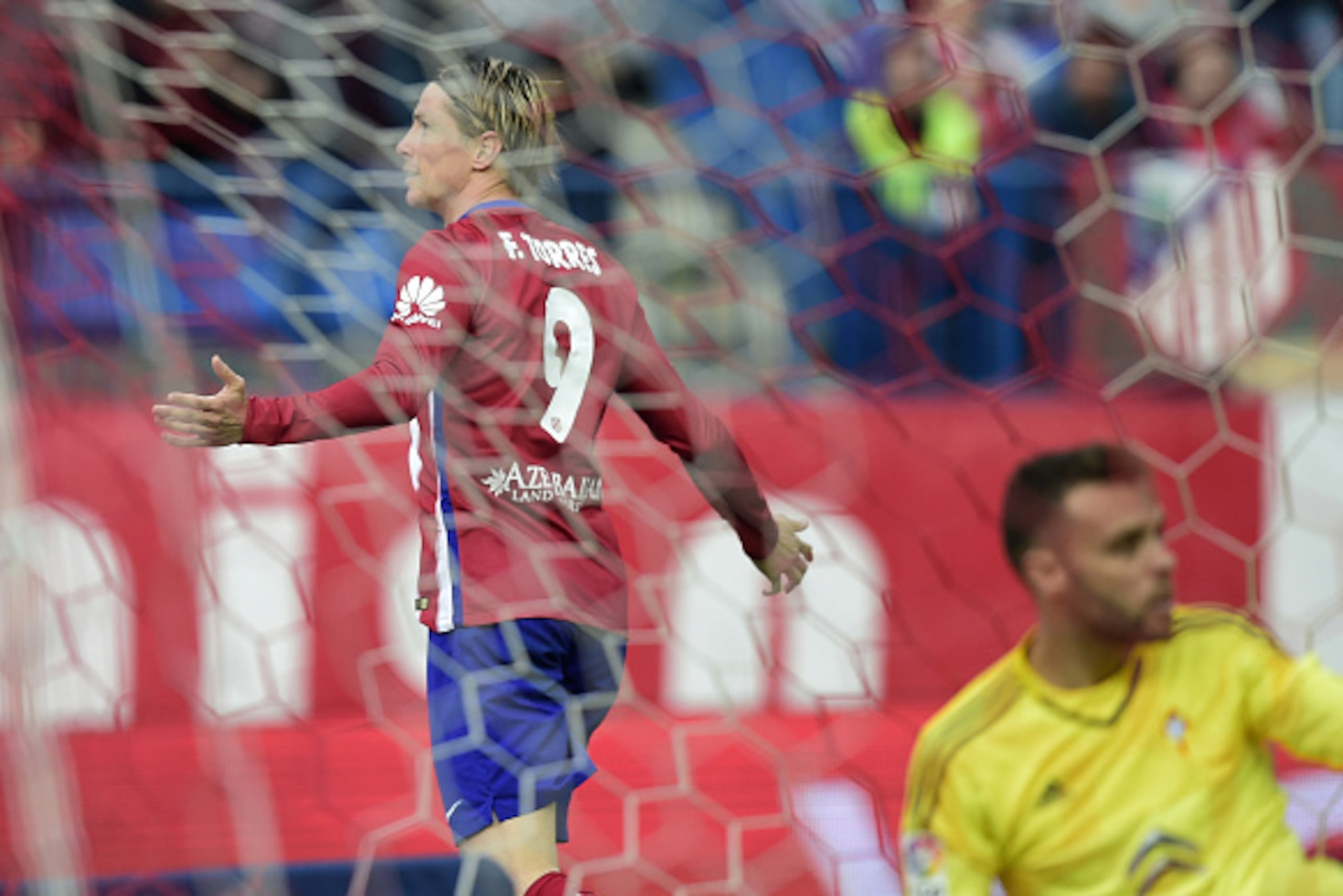 Atletico Madrid's forward Fernando Torres celebrates after scoring during the Spanish league football match Club Atletico de Madrid vs Celta Vigo at the Vicente Calderon stadium in Madrid on May 14, 2016. / AFP / JAVIER SORIANO        (Photo credit should