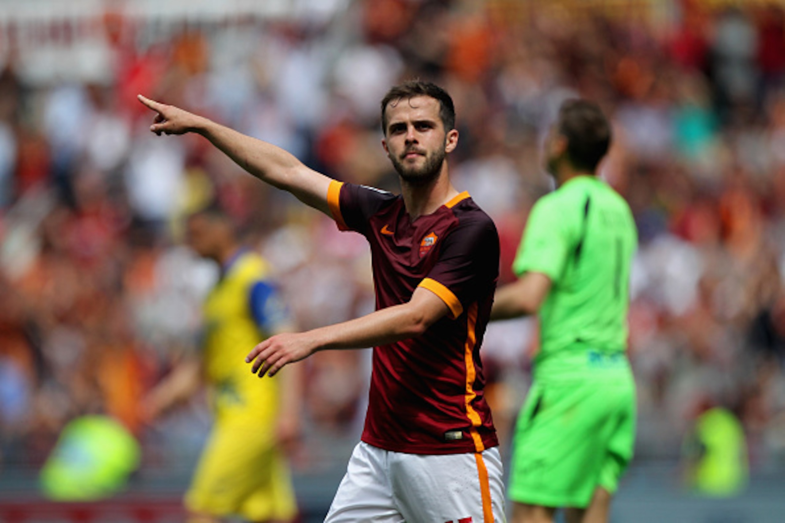 ROME, ITALY - MAY 08:  Miralem Pjanic of AS Roma celebrates after scoring the team's third goal during the Serie A match between AS Roma and AC Chievo Verona at Stadio Olimpico on May 8, 2016 in Rome, Italy.  (Photo by Paolo Bruno/Getty Images)