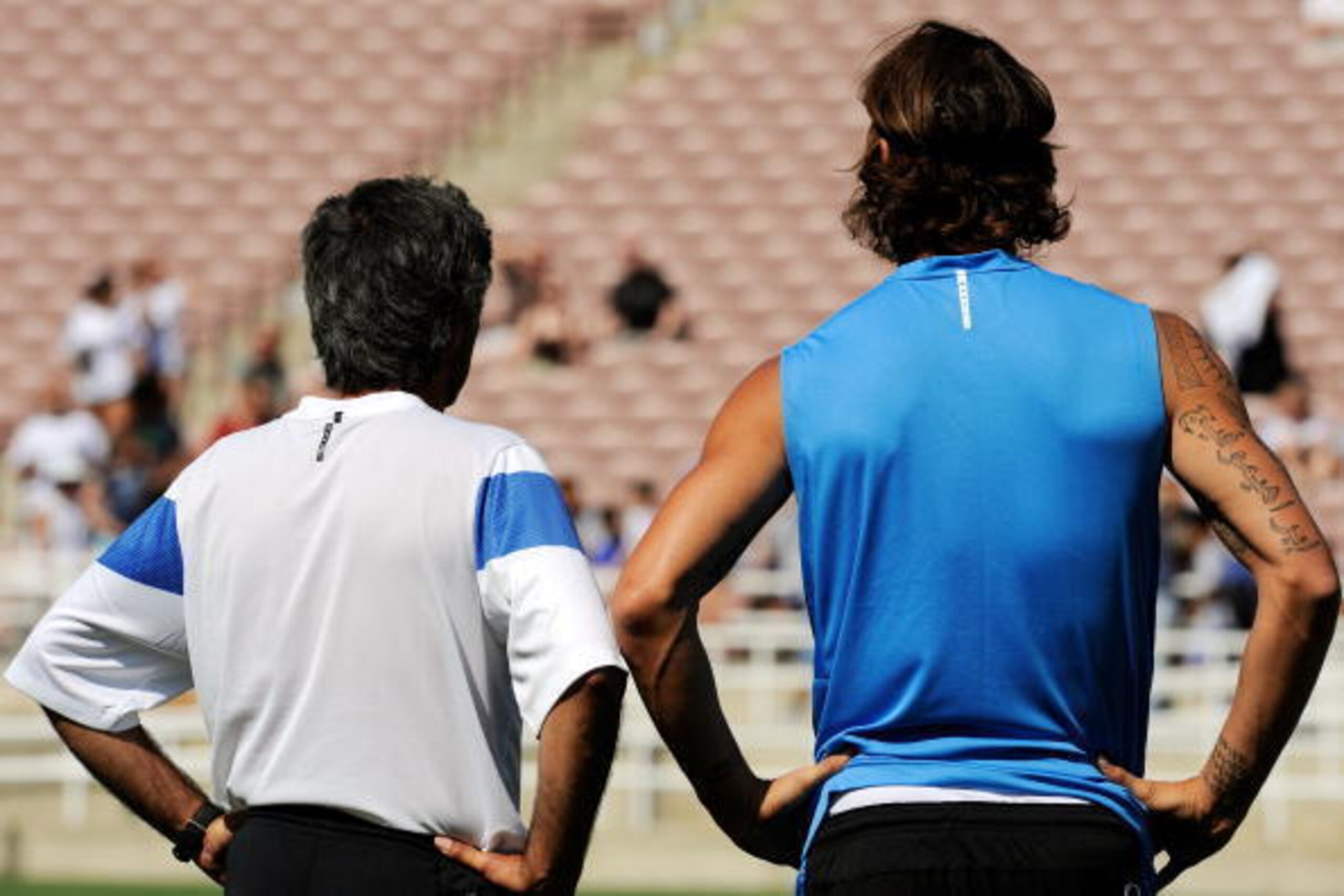 PASADENA, CA - JULY 20: Zlatan Ibrahimovic (R) striker of Inter Milan and coach Jose Mourinho talk as they watch team practice at the Rose Bowl stadium on July 20, 2009 in Pasadena, California. (Photo by Kevork Djansezian/Getty Images) PASADENA, CA - JULY 20: Zlatan Ibrahimovic (R) striker of Inter Milan and coach Jose Mourinho talk as they watch team practice at the Rose Bowl stadium on July 20, 2009 in Pasadena, California. (Photo by Kevork Djansezian/Getty Images)