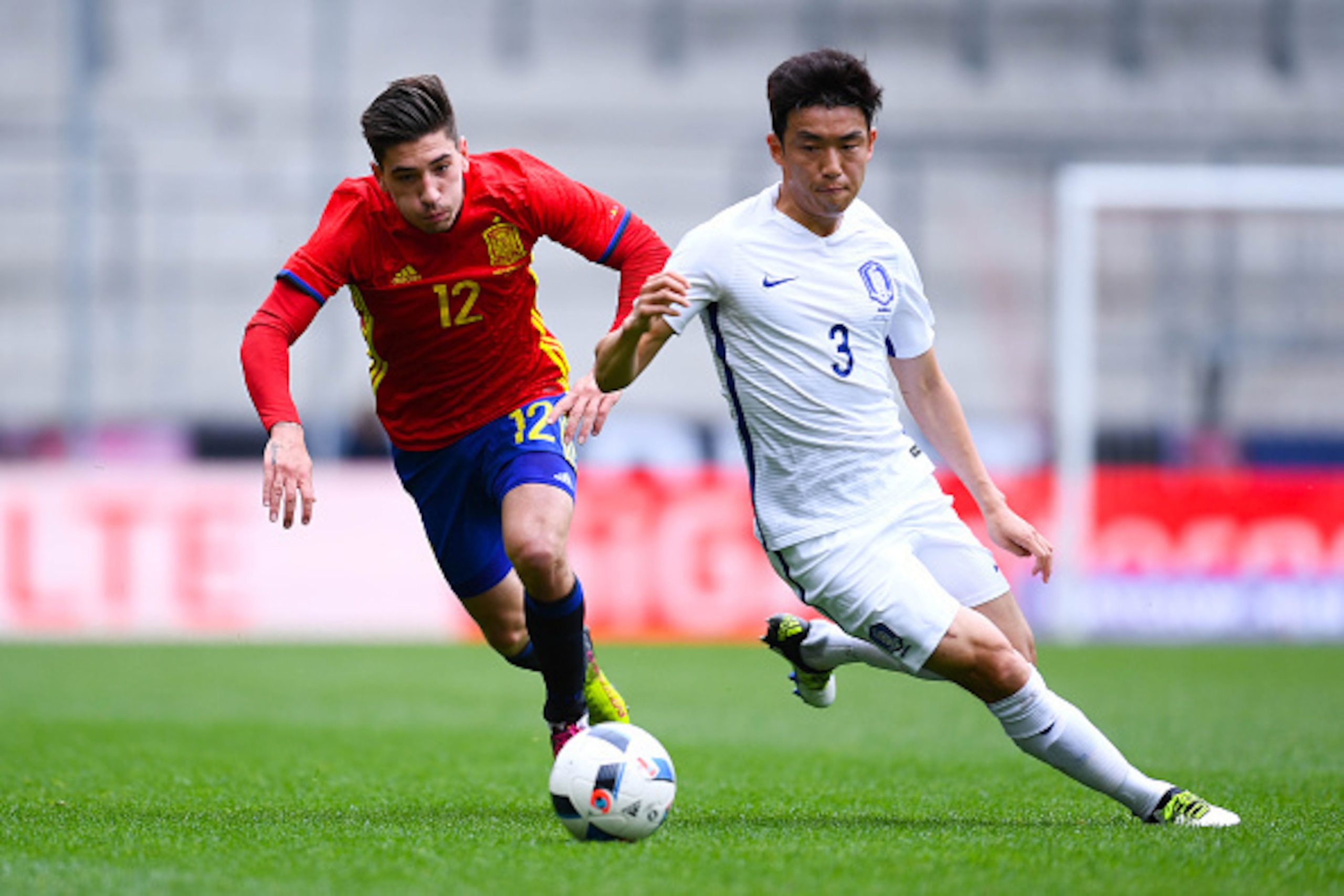 SALZBURG, AUSTRIA - JUNE 01: Hector Bellerin of Spain competes for the ball with Yun Suk-Young of Korea during an international friendly match between Spain and Korea at the Red Bull Arena stadium on June 1, 2016 in Salzburg, Austria.  (Photo by David Ram