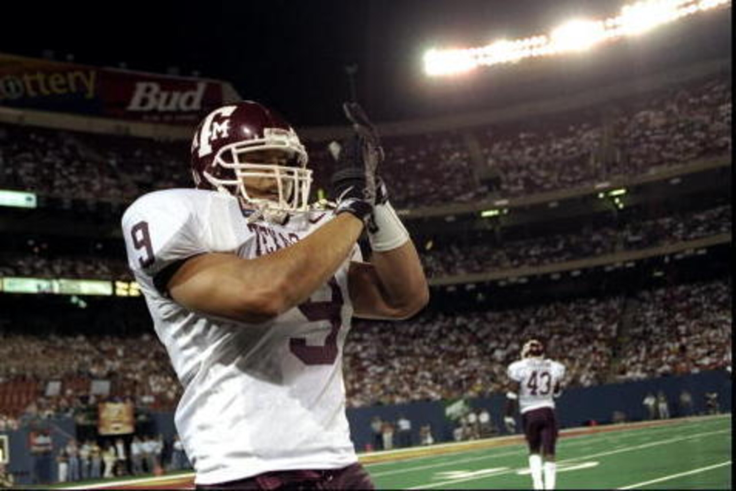 31 Aug 1998:  Linebacker Dat Nguyen #9 of the Texas A&M Aggies in action during the Kickoff Classic game against the Florida State Seminoles at the Giants Stadium in East Rutherford, New Jersey. The Seminoles defeated the Aggies 23-14. Mandatory Credit: R