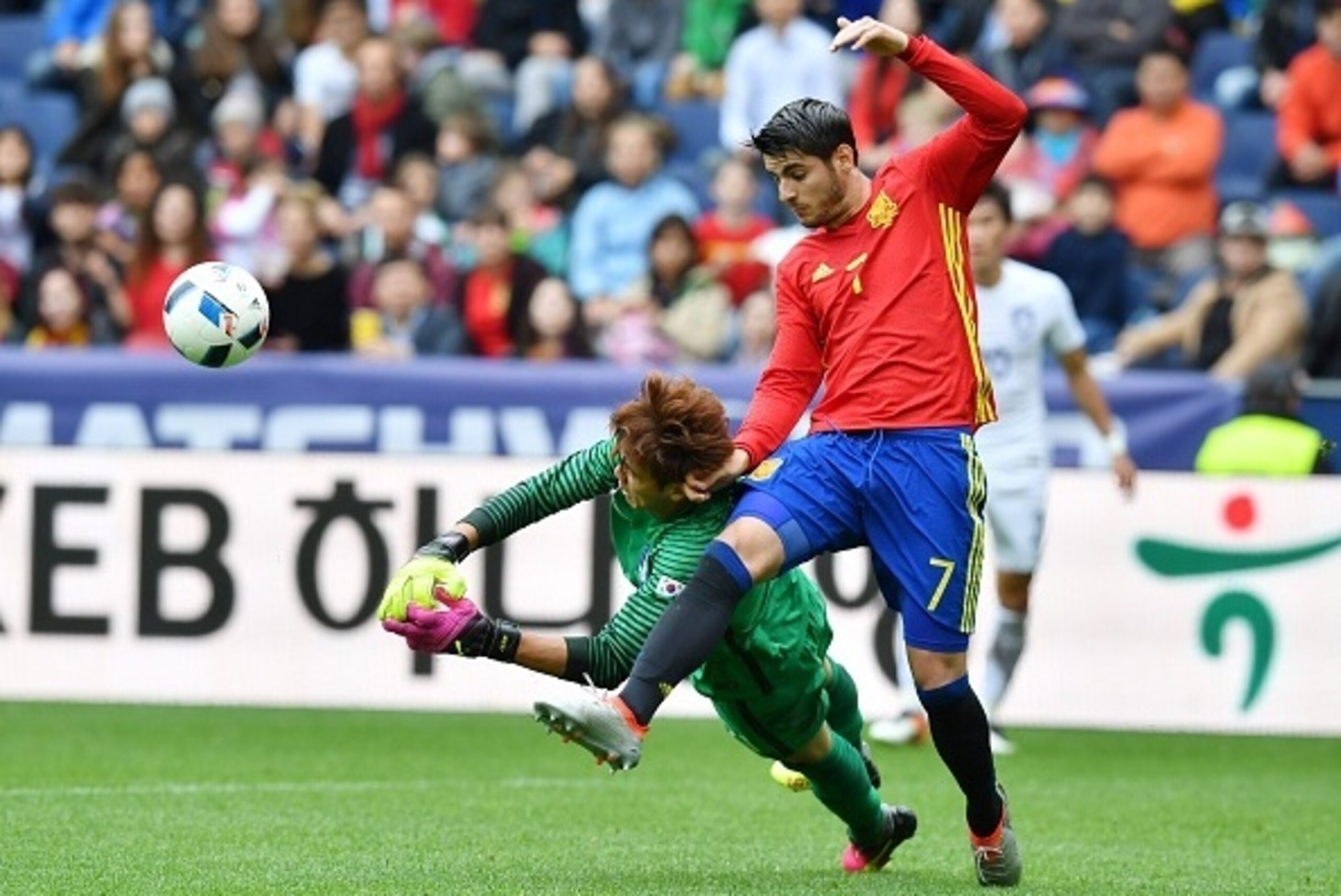 Spain's forward Alvaro Morata and South Korea's goalkeeper Kim Jin-Hyeon (L) vie for the ball during the Euro 2016 friendly football match between Spain and South Korea at Red Bull stadium in Salzburg, Austria on June 1, 2016.  / AFP / WILDBILD        (Ph
