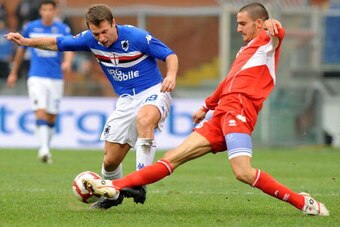 GENOA, ITALY - NOVEMBER 01:  Antonio Cassano (L) of UC Sampdoria is tackled by Leonardo Bonucci of AS Bari during the Serie A match between UC Sampdoria and AS Bari at Stadio Luigi Ferraris on November 1, 2009 in Genoa, Italy.  (Photo by Massimo Cebrelli/