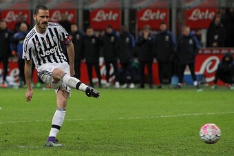 MILAN, ITALY - MARCH 02:  Leonardo Bonucci of Juventus FC  scores his decisive penalty during the TIM Cup match between FC Internazionale Milano and Juventus FC at Stadio Giuseppe Meazza on March 2, 2016 in Milan, Italy.  (Photo by Marco Luzzani/Getty Ima