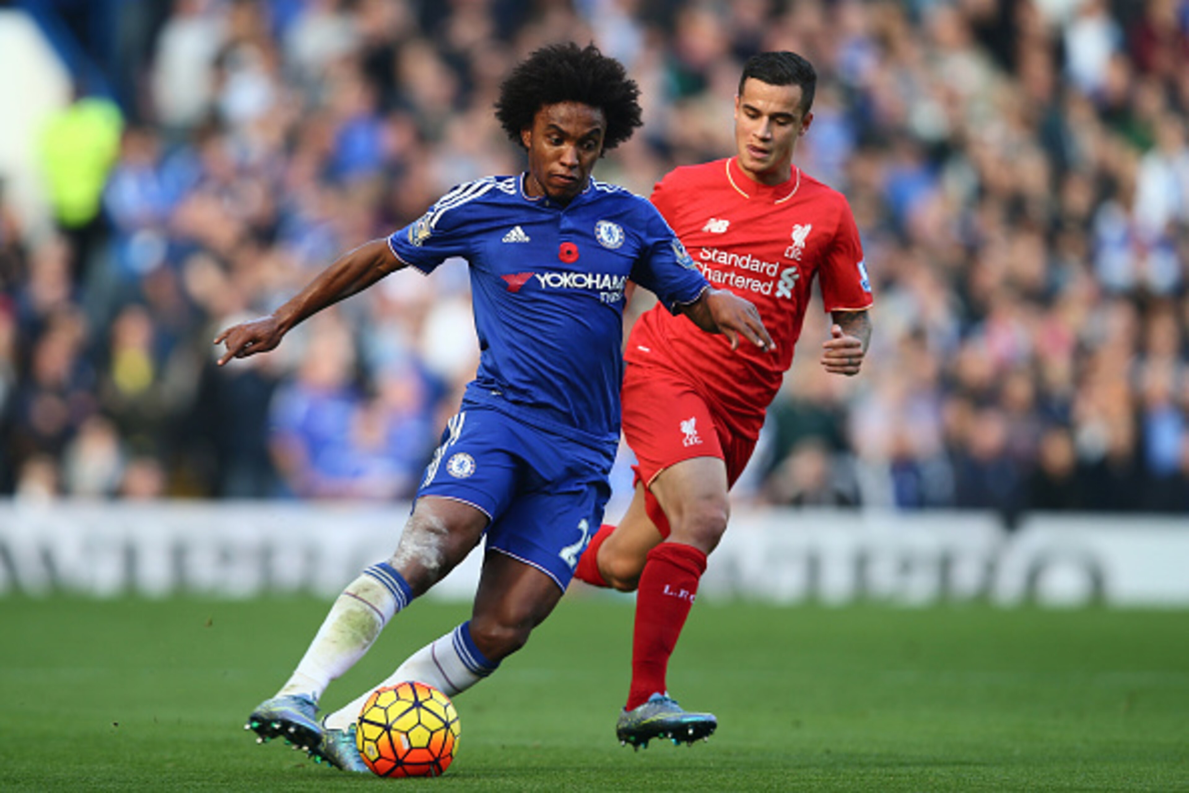 LONDON, ENGLAND - OCTOBER 31: Willian of Chelsea and Philippe Coutinho of Liverpool compete for the ball during the Barclays Premier League match between Chelsea and Liverpool at Stamford Bridge on October 31, 2015 in London, England. (Photo by Clive Ros LONDON, ENGLAND - OCTOBER 31: Willian of Chelsea and Philippe Coutinho of Liverpool compete for the ball during the Barclays Premier League match between Chelsea and Liverpool at Stamford Bridge on October 31, 2015 in London, England. (Photo by Clive Ros