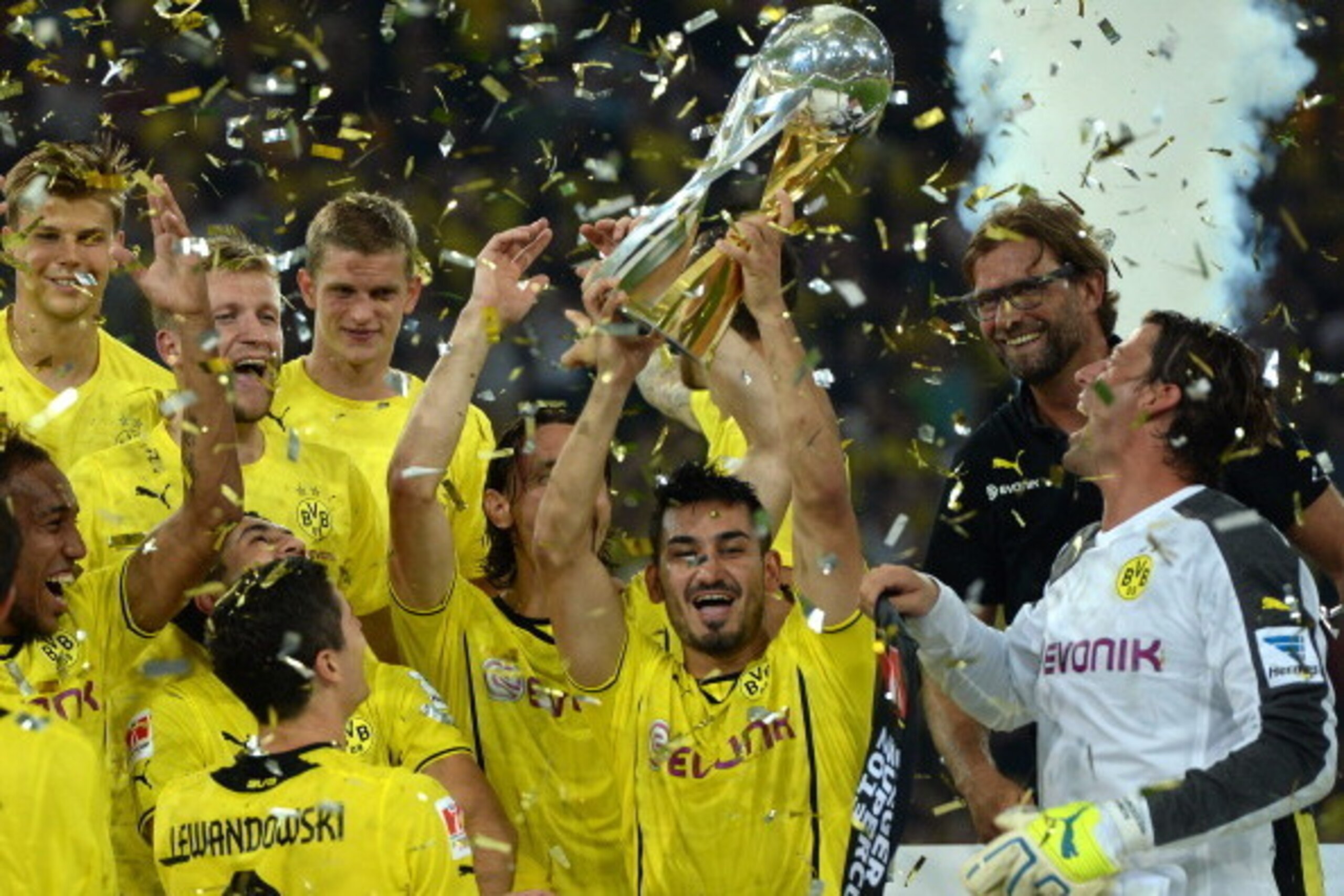 Dortmund's midfielder Ilkay Guendogan lifts up the trophy after winning the German Supercup football match Borussia Dortmund vs Bayern Munich 4-2  in the German city of Dortmund on July 27, 2013. AFP PHOTO / PATRIK STOLLARZ

DFL RULES TO LIMIT THE ONLINE 