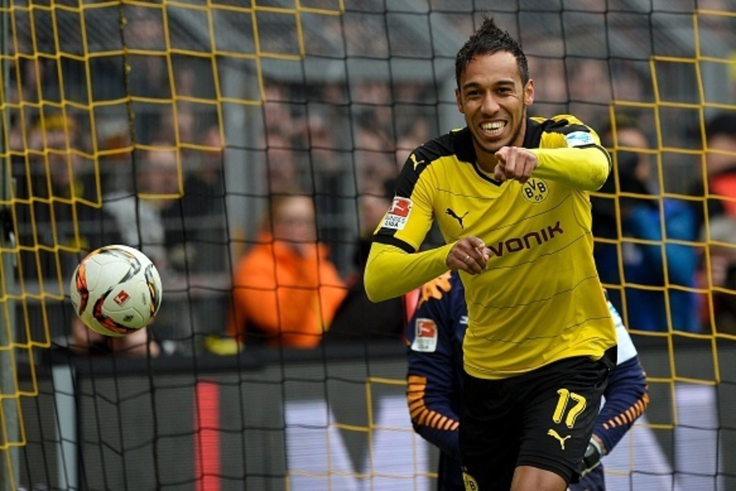 Dortmund's Gabonese striker Pierre-Emerick Aubameyang celebrates scoring the 4-0 goal during the German first division Bundesliga football match Borussia Dortmund vs VfL Wolfsburg, in Dortmund, western Germany, on April 30, 2016. / AFP / Sascha SCHï¿½ï¿½ï¿½ï¿½ï¿½ï¿½R