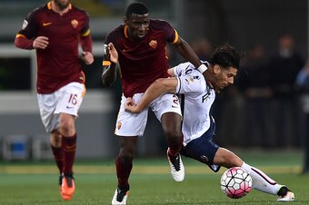Bologna's forward Sergio Floccari (R) fights for the ball with Roma's defender from Germany Antonio Rudiger during the Italian Serie A football match Roma vs Bologna on April 11, 2016 at Olympic stadium in Rome.  / AFP / ALBERTO PIZZOLI        (Photo cred