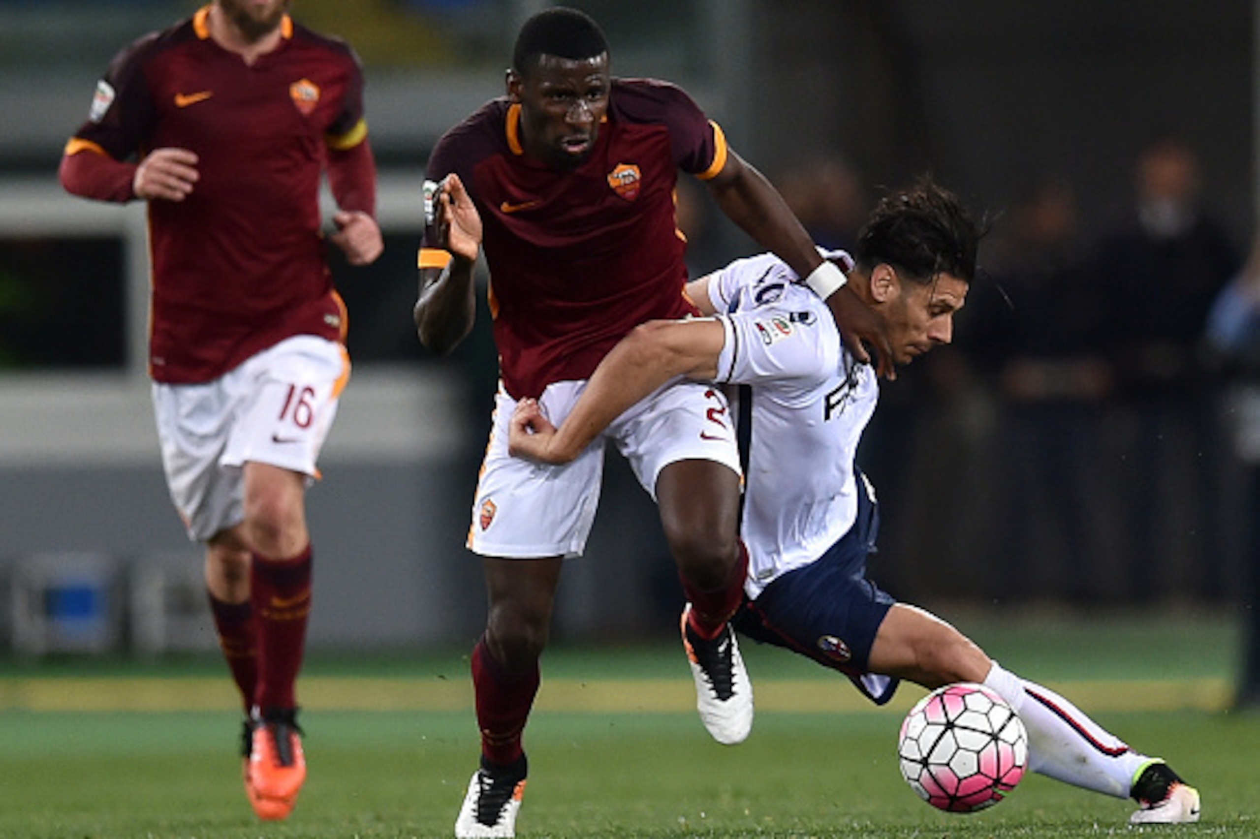 Bologna's forward Sergio Floccari (R) fights for the ball with Roma's defender from Germany Antonio Rudiger during the Italian Serie A football match Roma vs Bologna on April 11, 2016 at Olympic stadium in Rome.  / AFP / ALBERTO PIZZOLI        (Photo cred