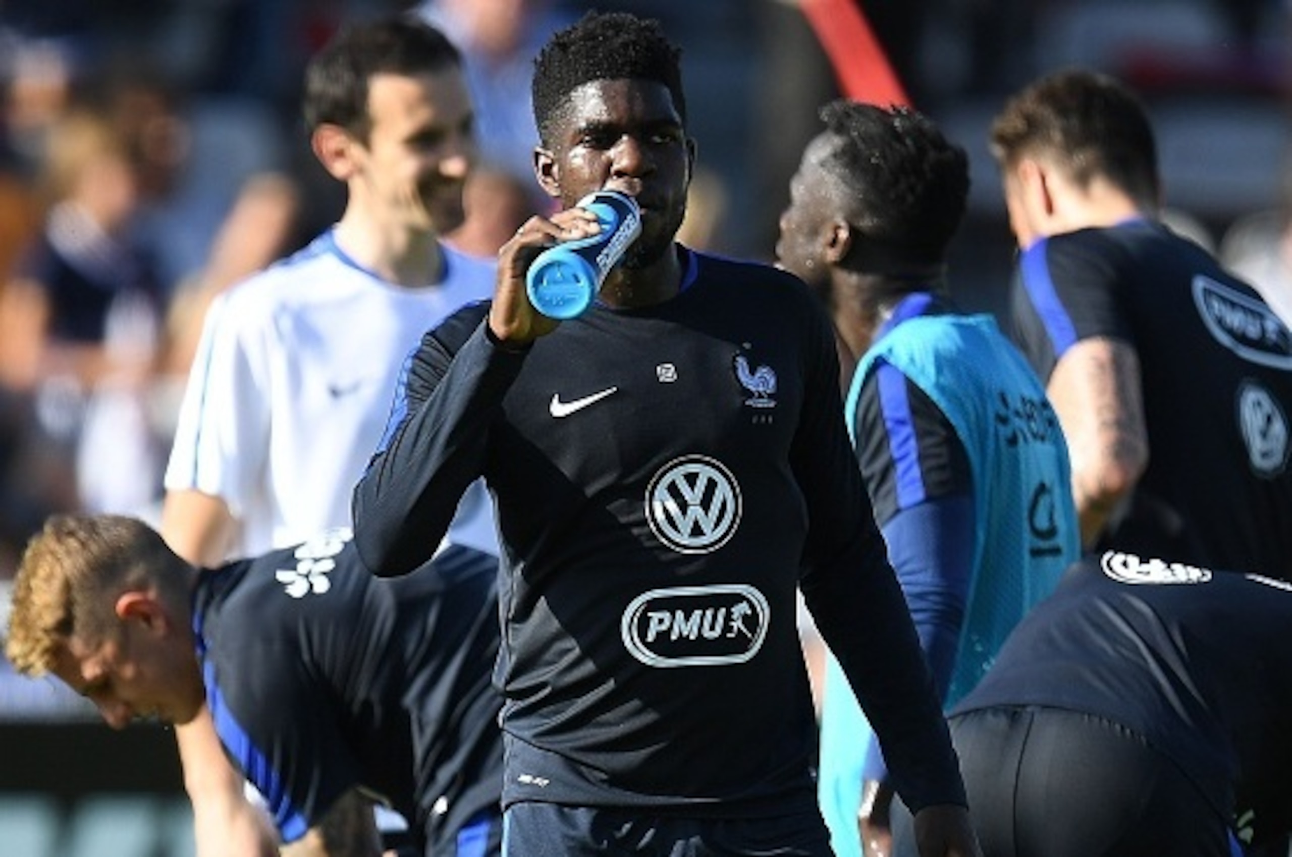 France's defender Samuel Umtiti (C) drinks at the end of a training session at the Aguilera stadium in Biarritz, on May 20, 2016, as part of the team's preparation for the upcoming Euro 2016 European football championships.  / AFP / FRANCK FIFE        (Ph