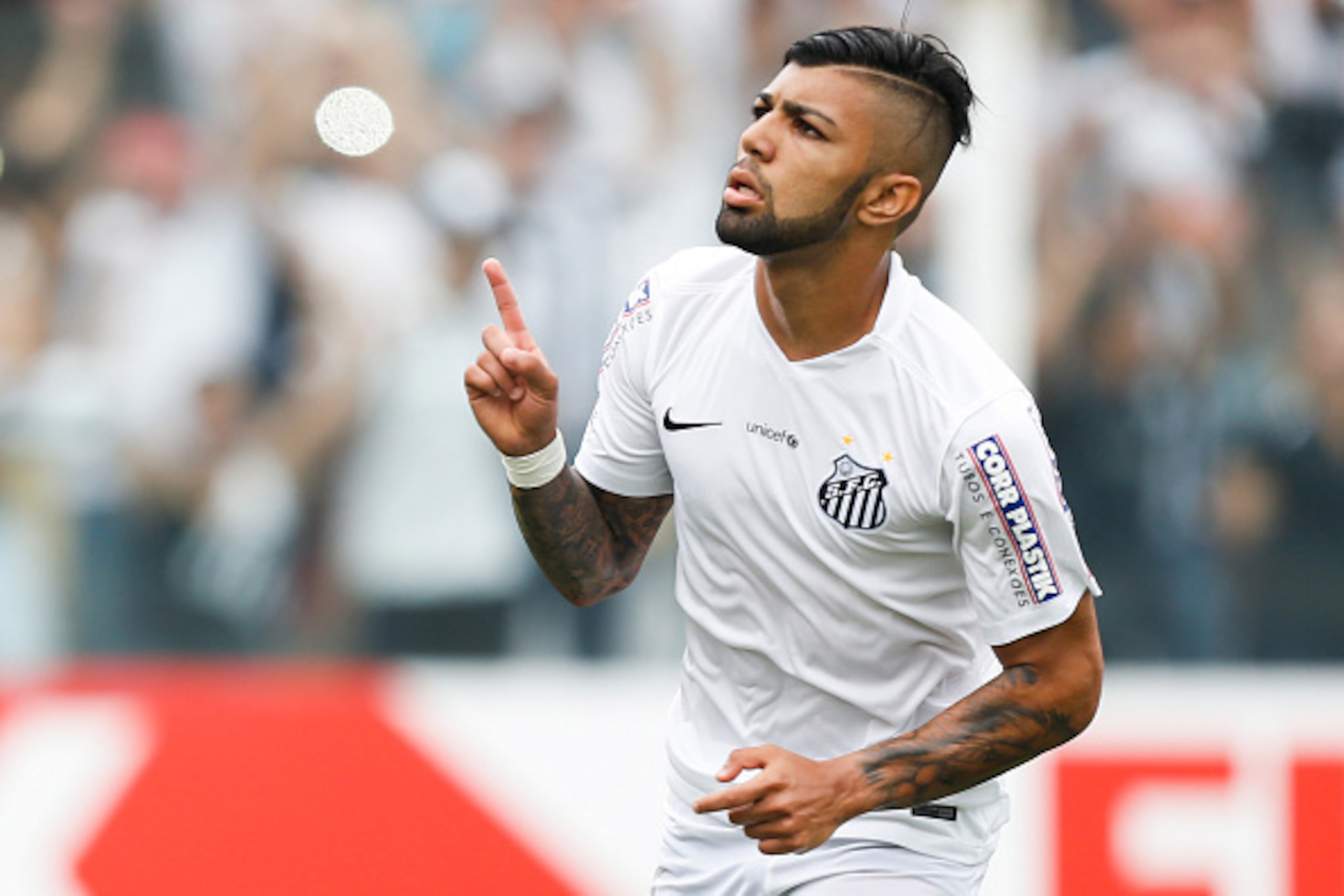 SANTOS, BRAZIL - SEPTEMBER 27:  Gabriel of Santos celebrates their second goal during the match between Santos and Internacional for the Brazilian Series A 2015 at Vila Belmiro stadium on September 27, 2015 in Santos, Brazil. (Photo by Alexandre Schneider