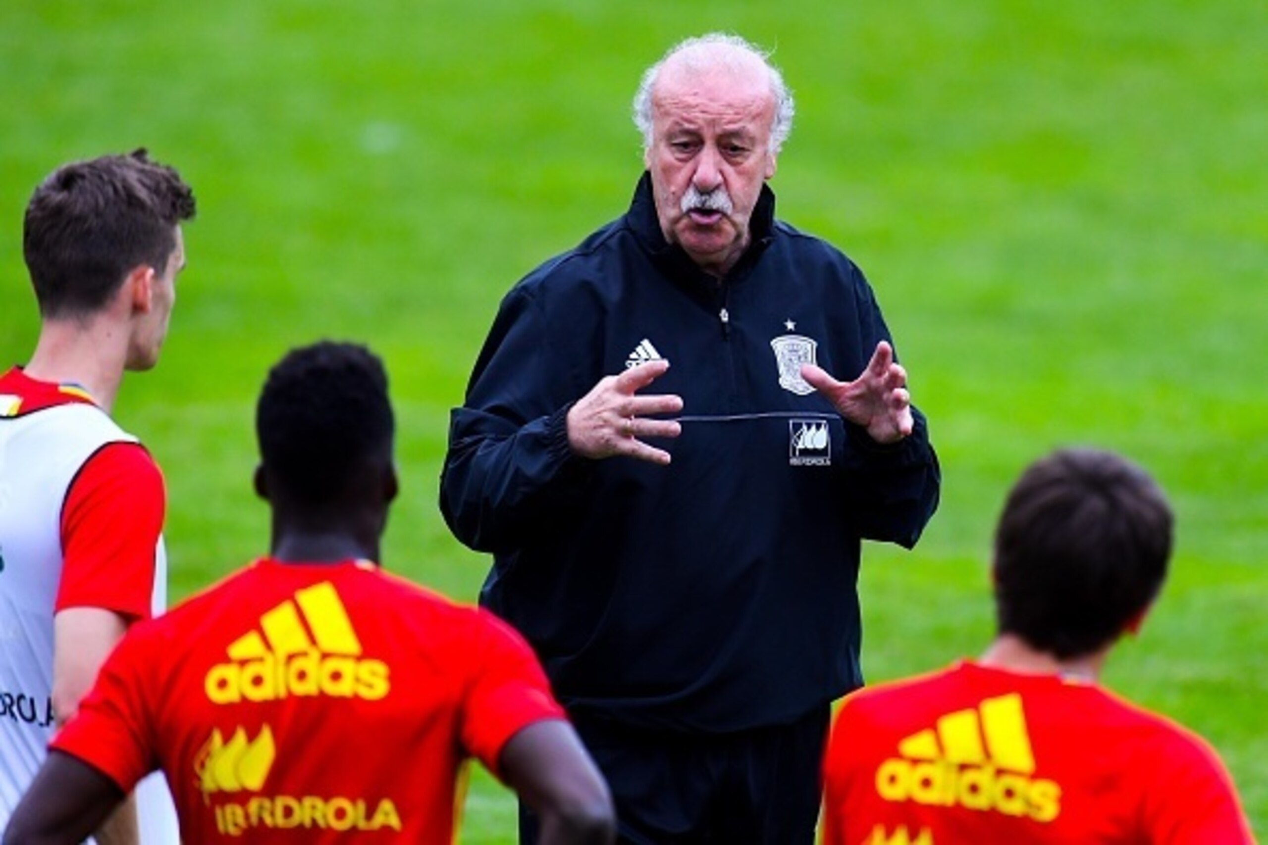 SCHRUNS, AUSTRIA - MAY 27:  Head coach Vicente Del Bosque of Spain directs his players during a training session on May 27, 2016 in Schruns, Austria.  (Photo by David Ramos/Getty Images)