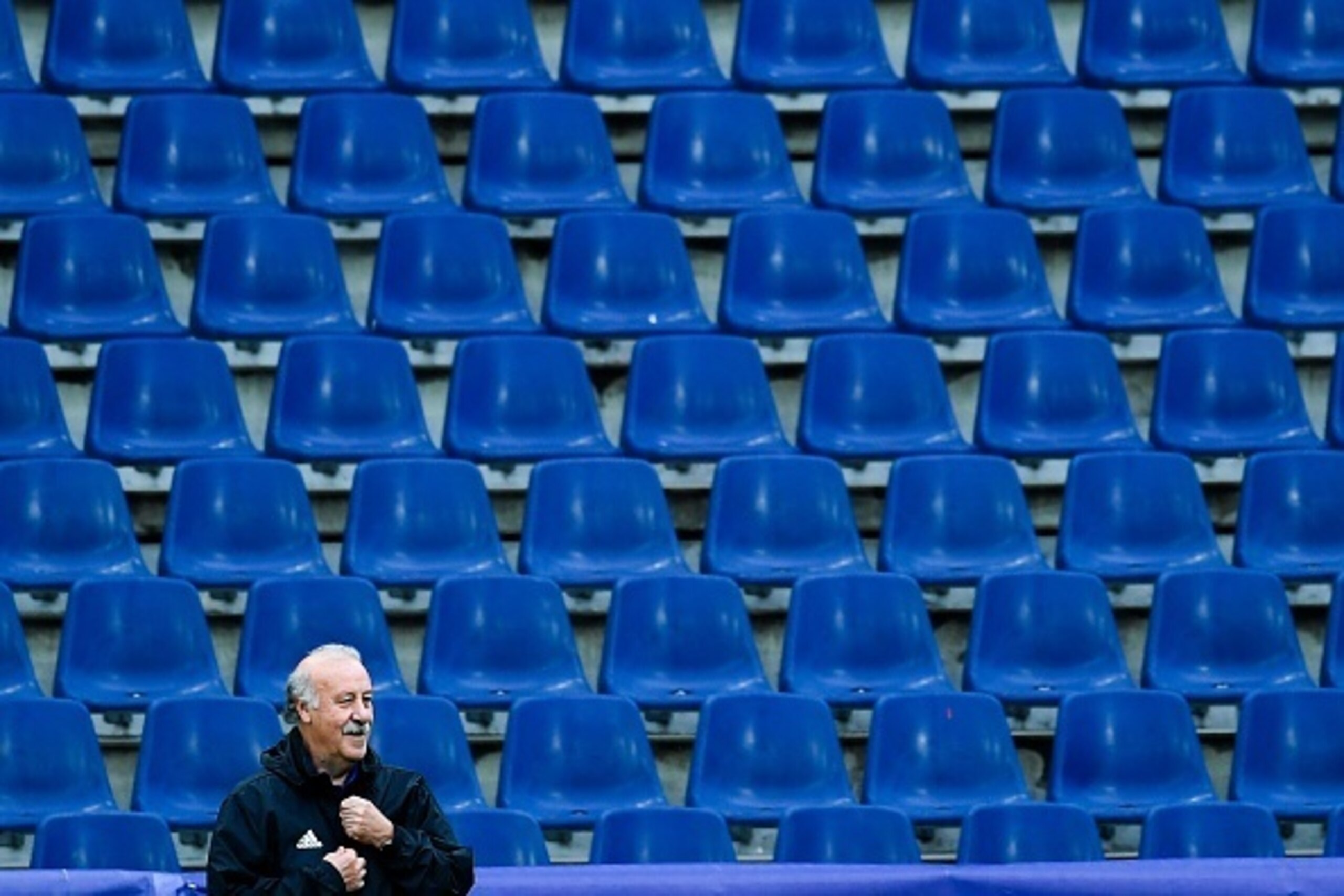 SALZBURG, AUSTRIA - MAY 31:  Head coach Vicente Del Bosque of Spain looks on during a training session at the Red Bull Arena stadium on May 31, 2016 in Salzburg, Austria.  (Photo by David Ramos/Getty Images)