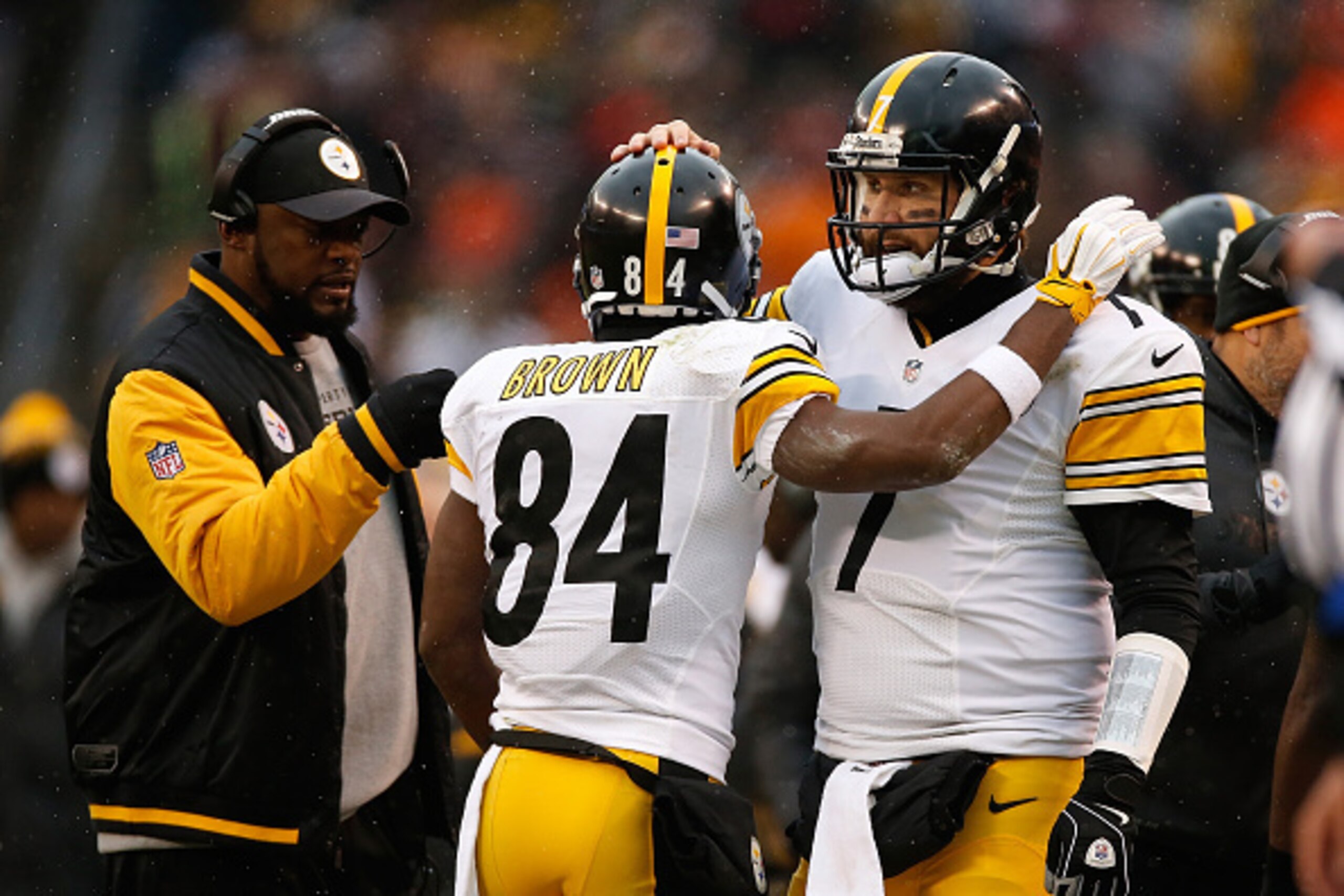 CLEVELAND, OH - JANUARY 3:  Antonio Brown #84 celebrates his touchdown with head coach Mike Tomlin and Ben Roethlisberger #7 of the Pittsburgh Steelers during the second quarter against the Cleveland Browns during that FirstEnergy Stadium on January 3, 20