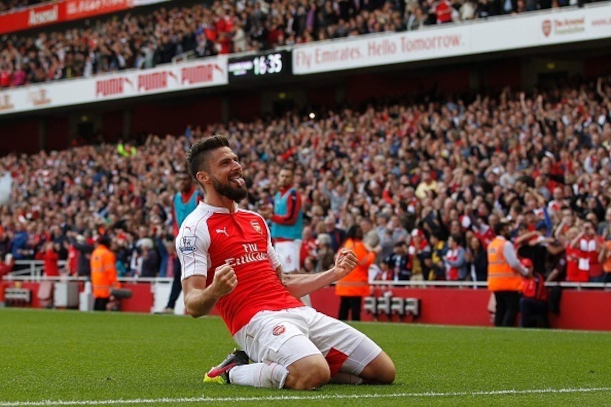 Arsenal's French striker Olivier Giroud celebrates scoring his team's second goal during the English Premier League football match between Arsenal and Aston Villa at the Emirates Stadium in London on May 15, 2016.  / AFP / Ian Kington / RESTRICTED TO EDIT