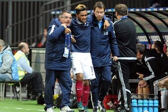 France Under-21's defender Jordan Amavi (C) leaves the field after being injured  during the UEFA European Under-21 Championship qualifying football match between France and  Northern Ireland on November 12, 2015 at the Roudourou stadium in Guingamp, west
